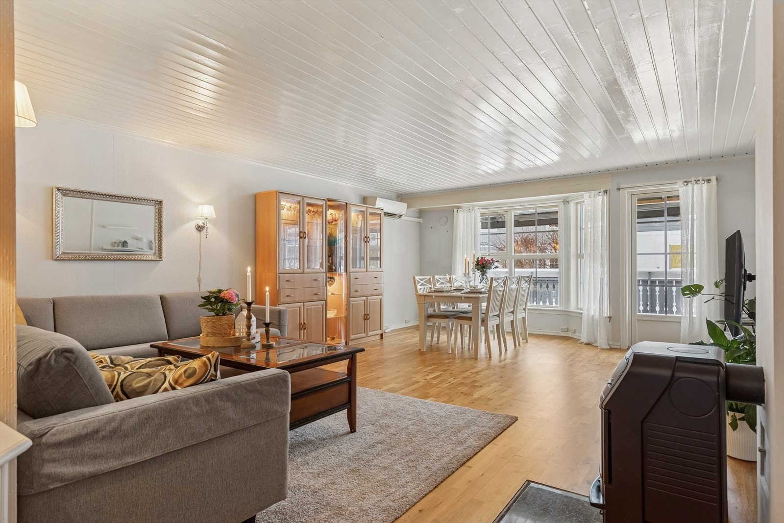 Romslig stue med gode innredningsmuligheter til flere møbelgrupper. Galleribilde