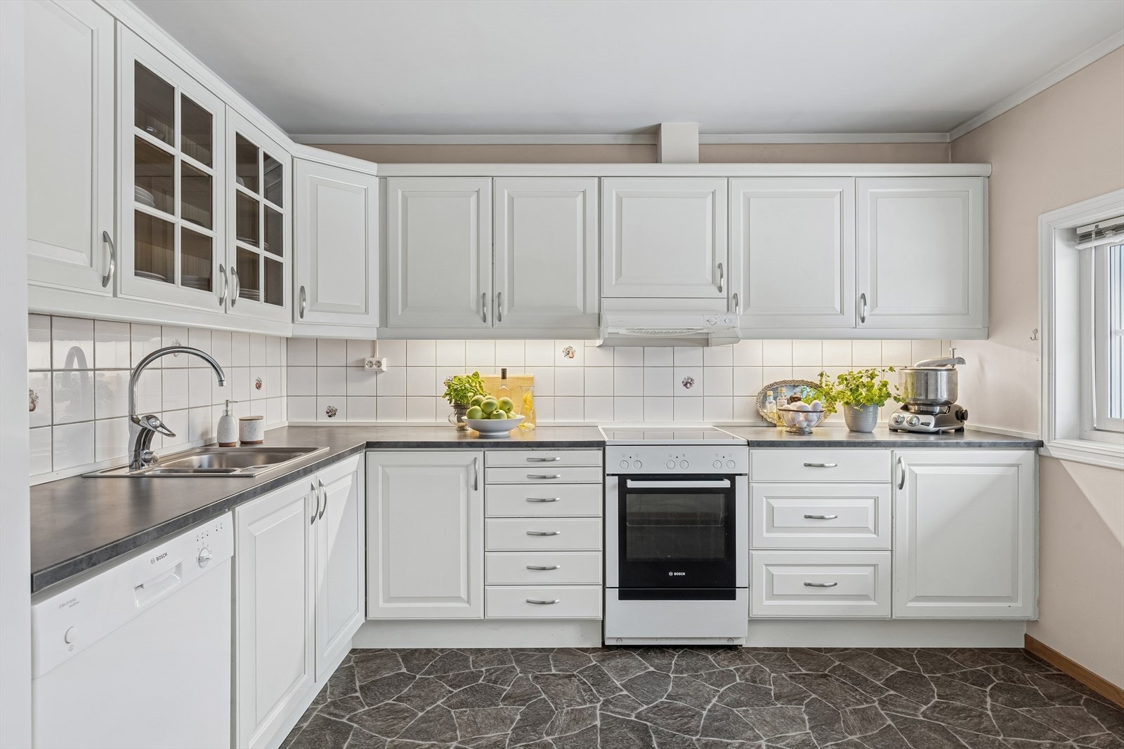 Separat og romslig kjøkken med profilerte fronter. Galleribilde