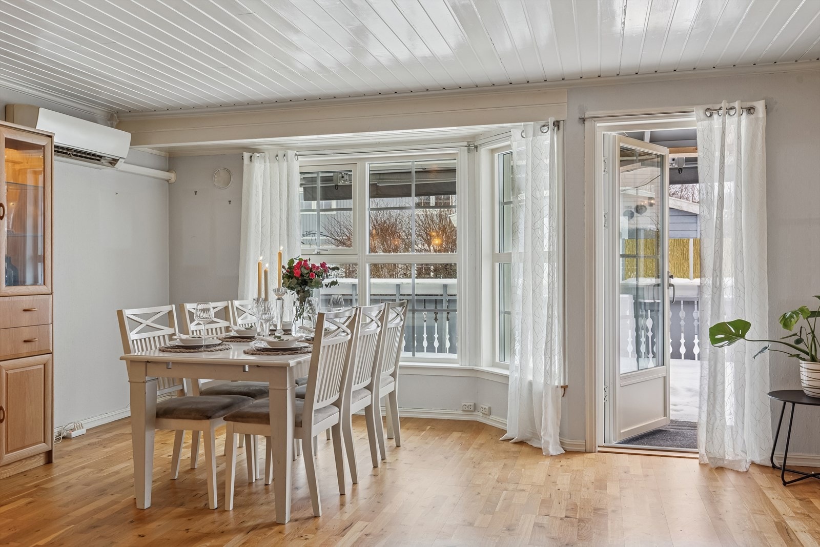 Fra stuen er det direkte utgang til terrassen, som binder inne- og uteområdene sammen. Galleribilde