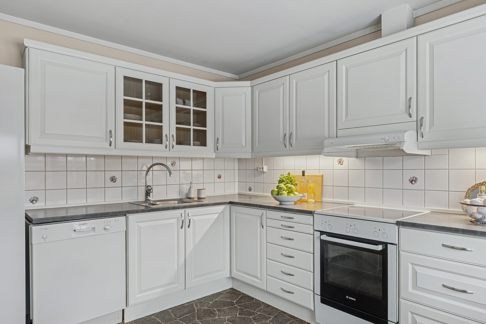 Kjøkkenet har god arbeidsplass, samt gode oppbevaringsmuligheter i skuffer og skap. Galleribilde