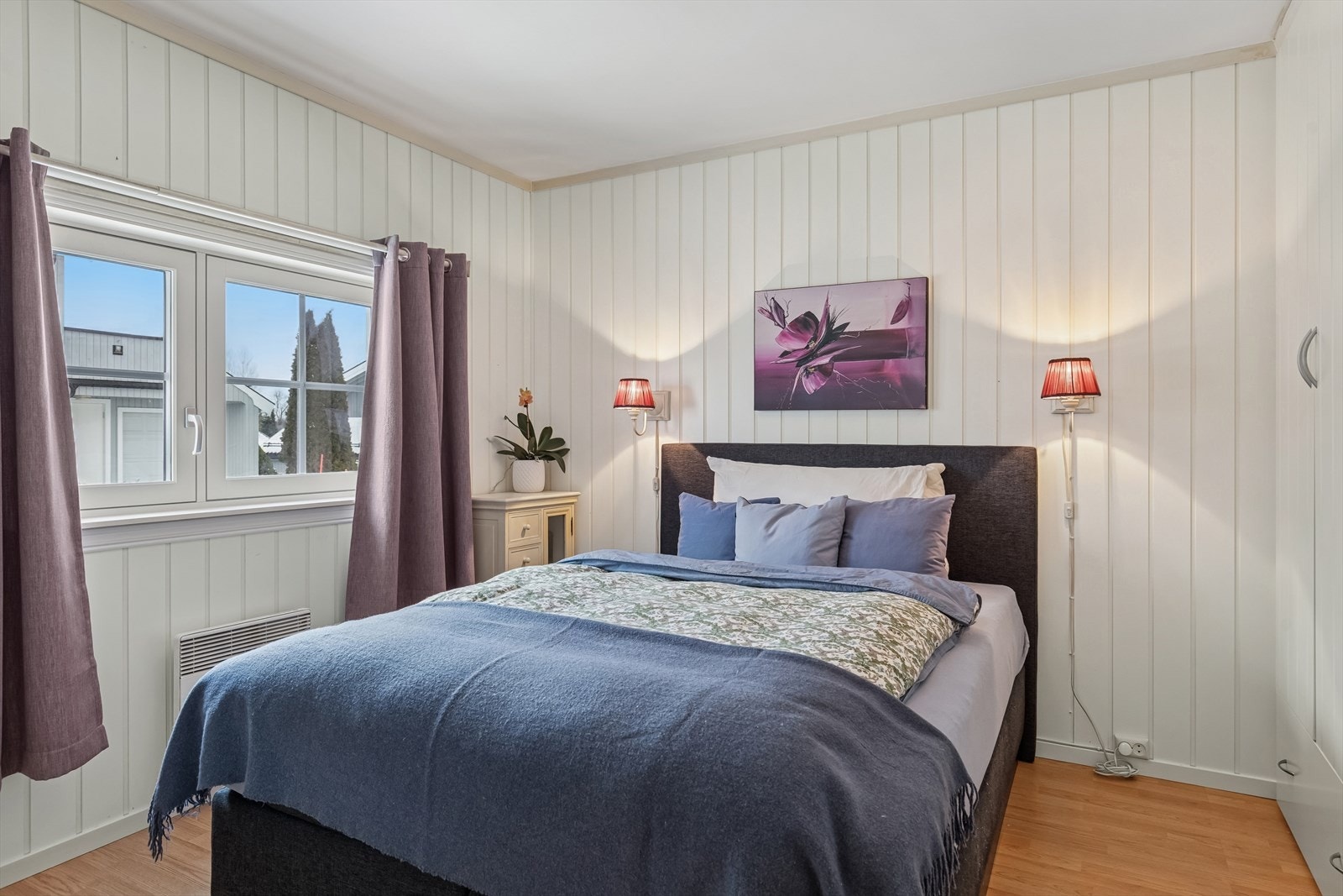 Boligen har i dag to gode soverom. Dette rommet er innredet med et pent integrert garderobeskap. Galleribilde