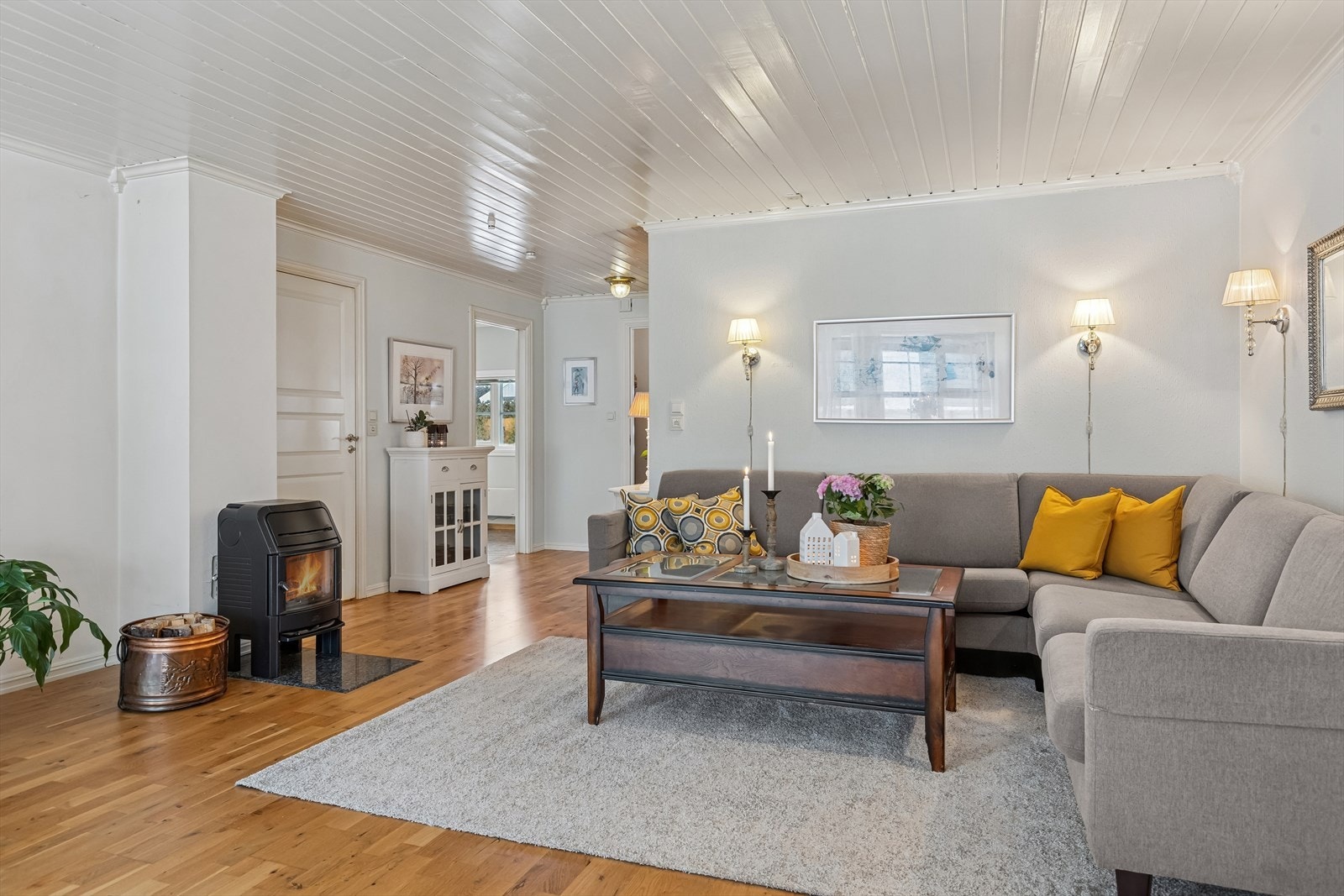 Stuen er innredet med vedovn, som kan gi vinterdagene ekstra sjarm og hygge. Galleribilde