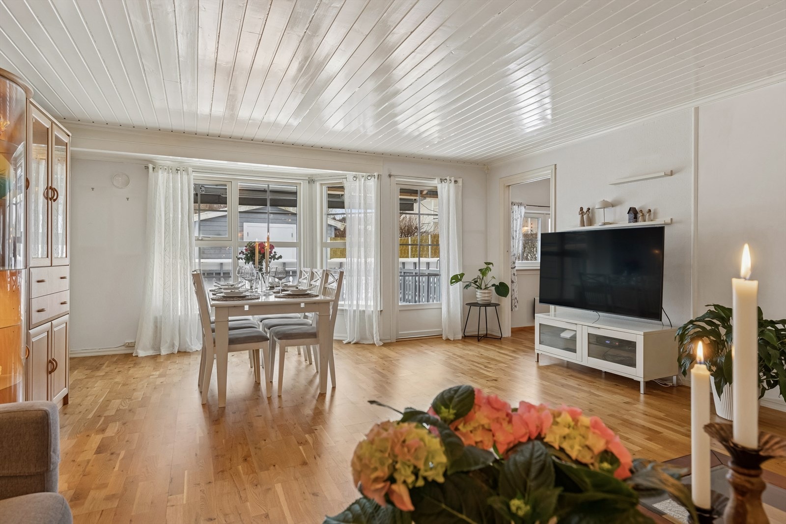 Store vindusflater gir rikelig med naturlig lys inn i oppholdsrommet. Galleribilde