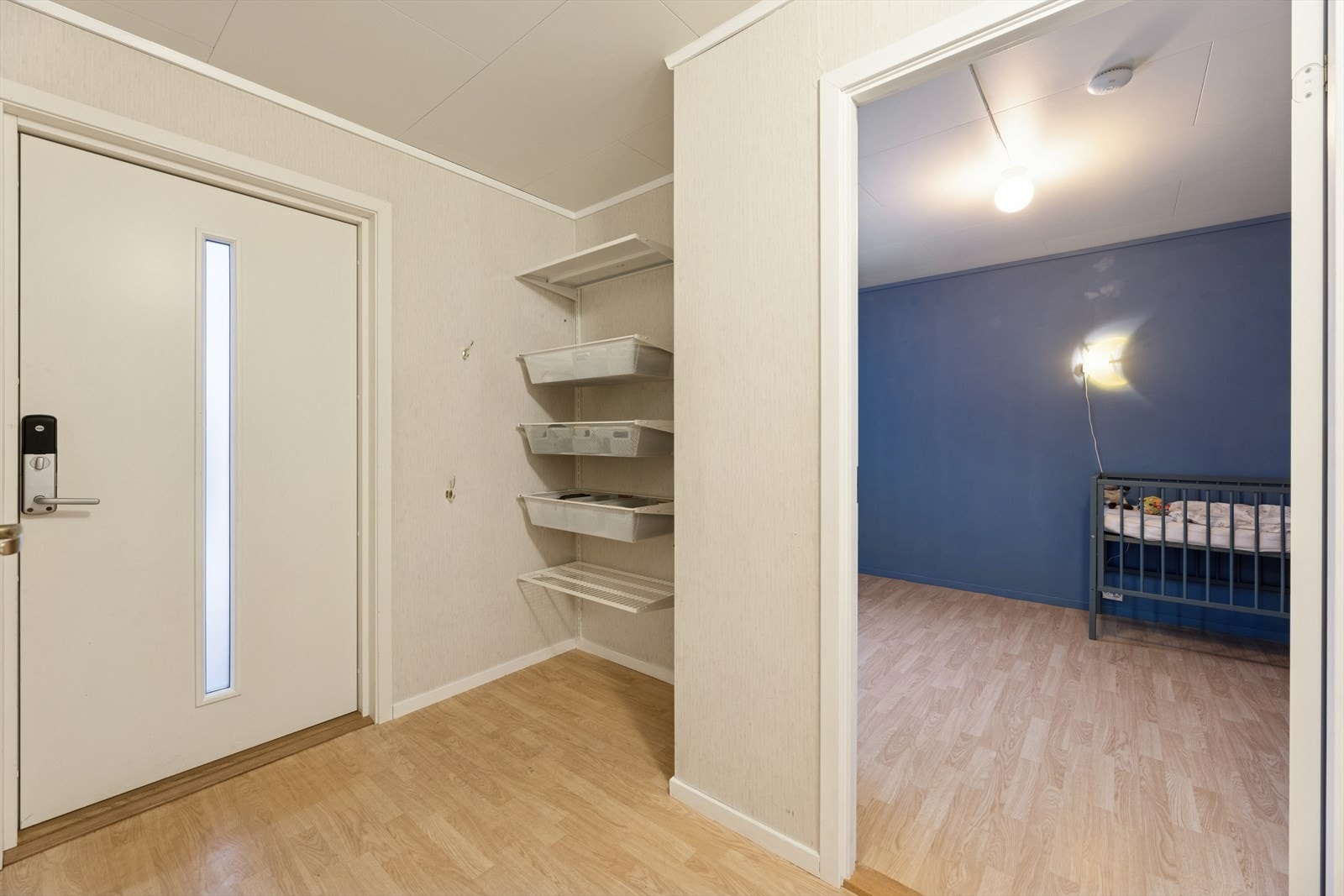 Entréen har ny ytterdør fra 2022 og et praktisk Elfa-system montert i 2023. Galleribilde