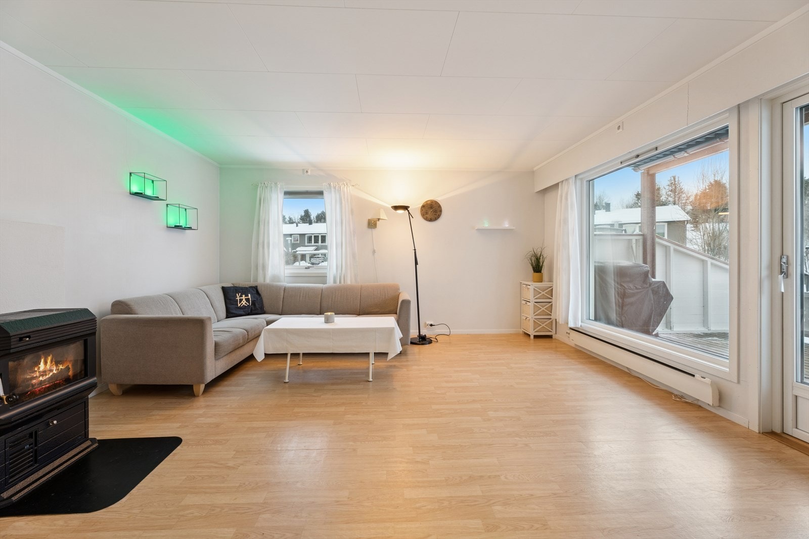 Leiligheten har en romslig stue med god plass til en stor sofagruppe. Galleribilde