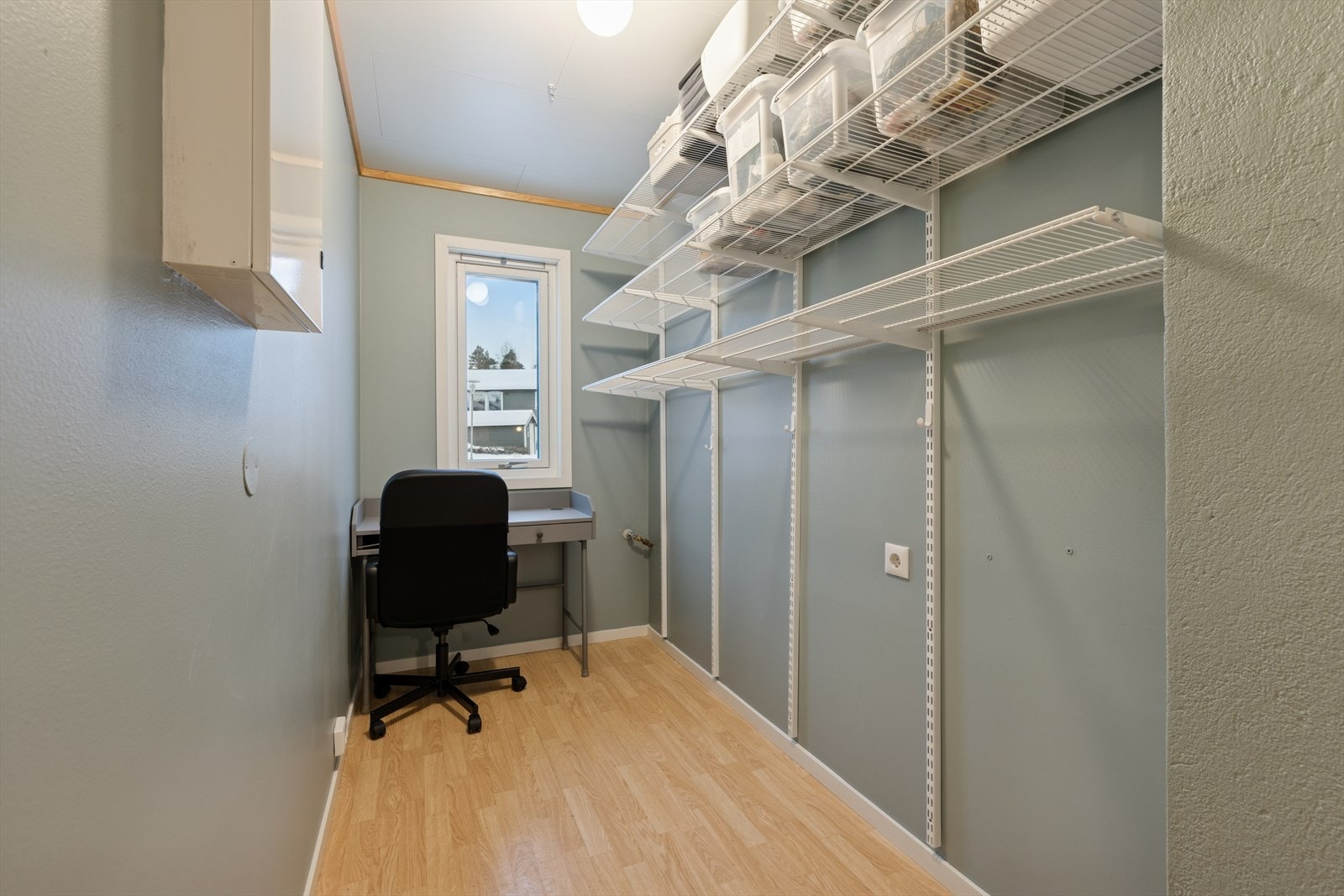 Innvendig bod med vindu, nyoppusset i 2025 med et fleksibelt Elfa-system for optimal lagring. Galleribilde