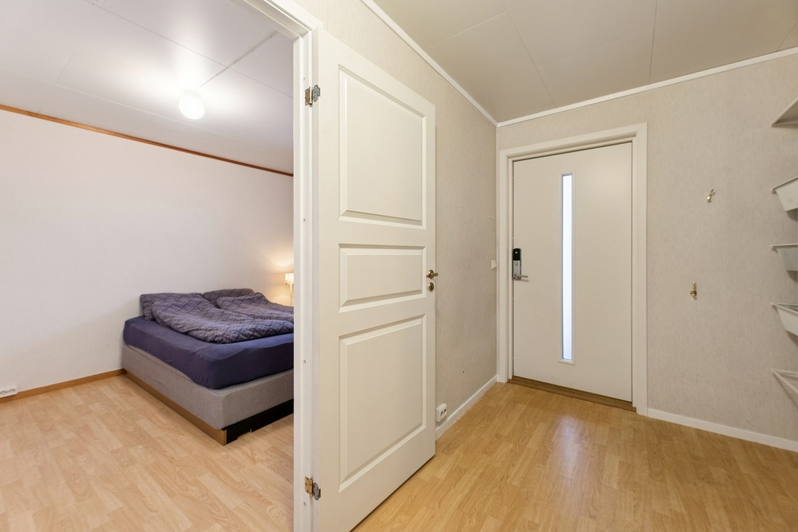 Alle innvendige dører i leiligheten ble skiftet i 2023, noe som gir et helhetlig inntrykk. Galleribilde