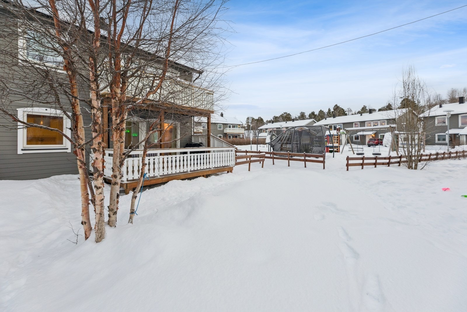 Leiligheten ligger i et barnevennlig område med umiddelbar nærhet til en av borettslagets lekeplasser. Galleribilde