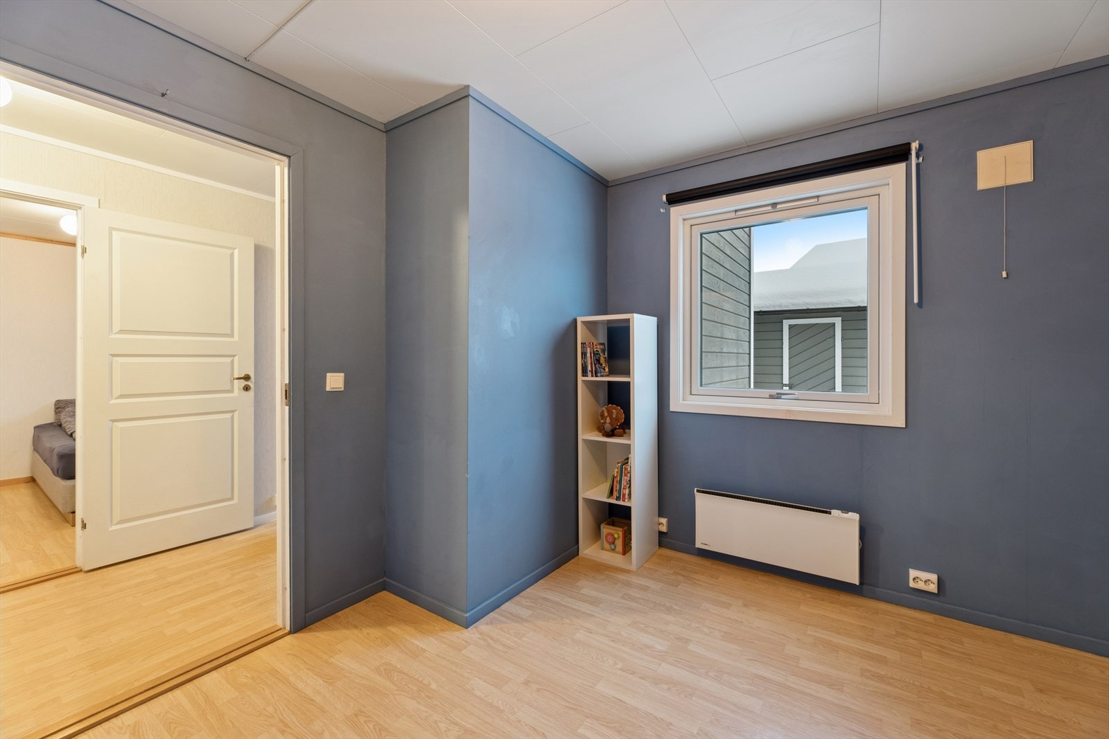 Rommet har et stort vindu som slipper inn godt med dagslys. Galleribilde