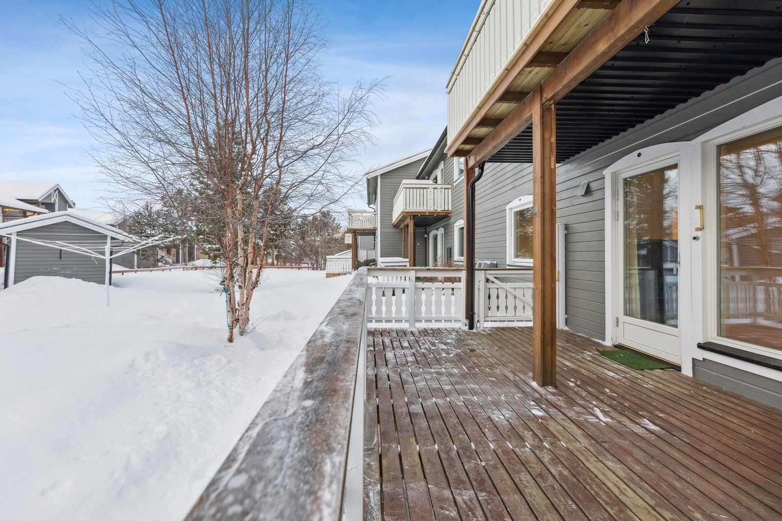 Fra terrassen har du oversikt over grøntområdene og lekeplassen. Galleribilde