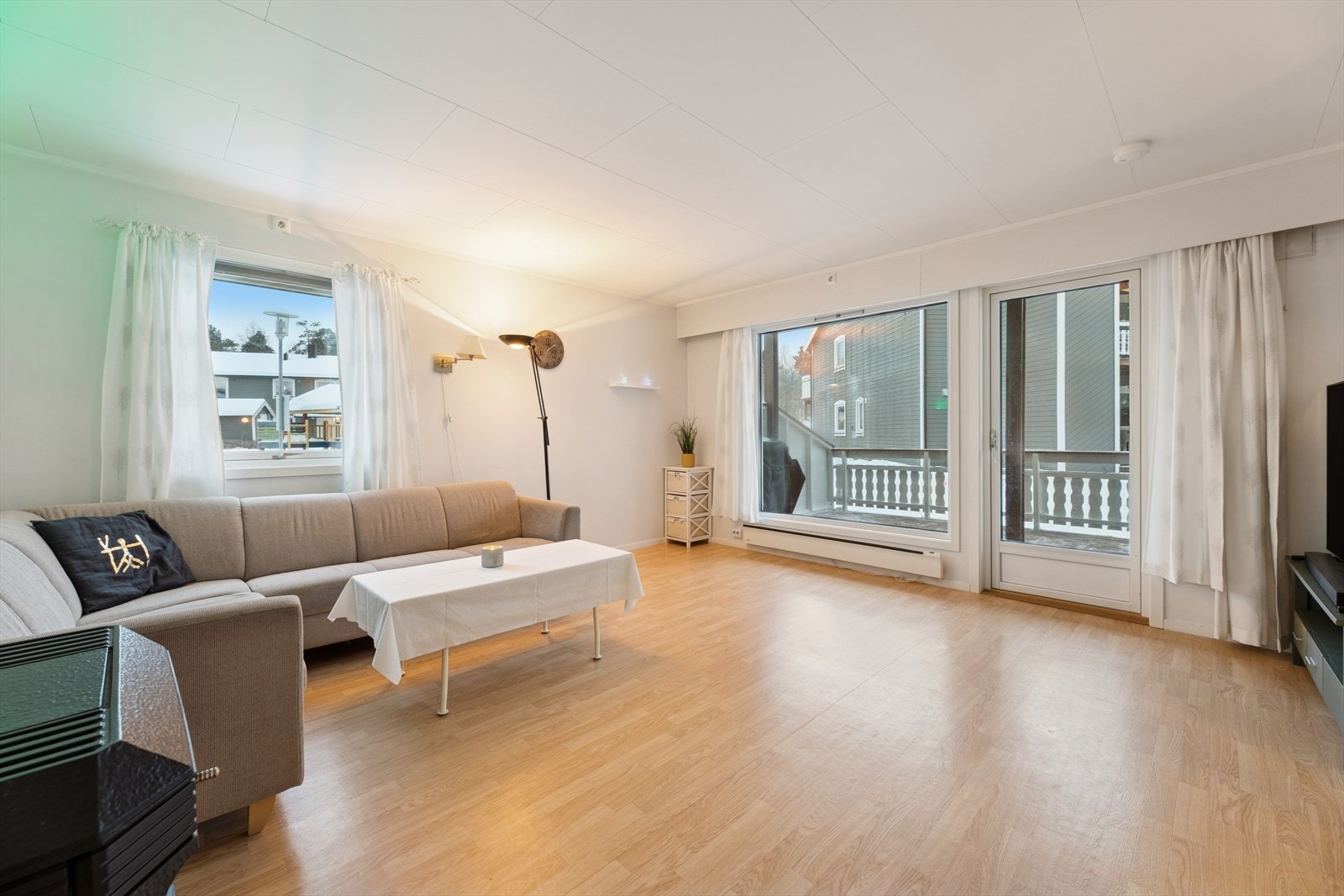 De store vindusflatene gir gode lysforhold inn i stuen. Galleribilde