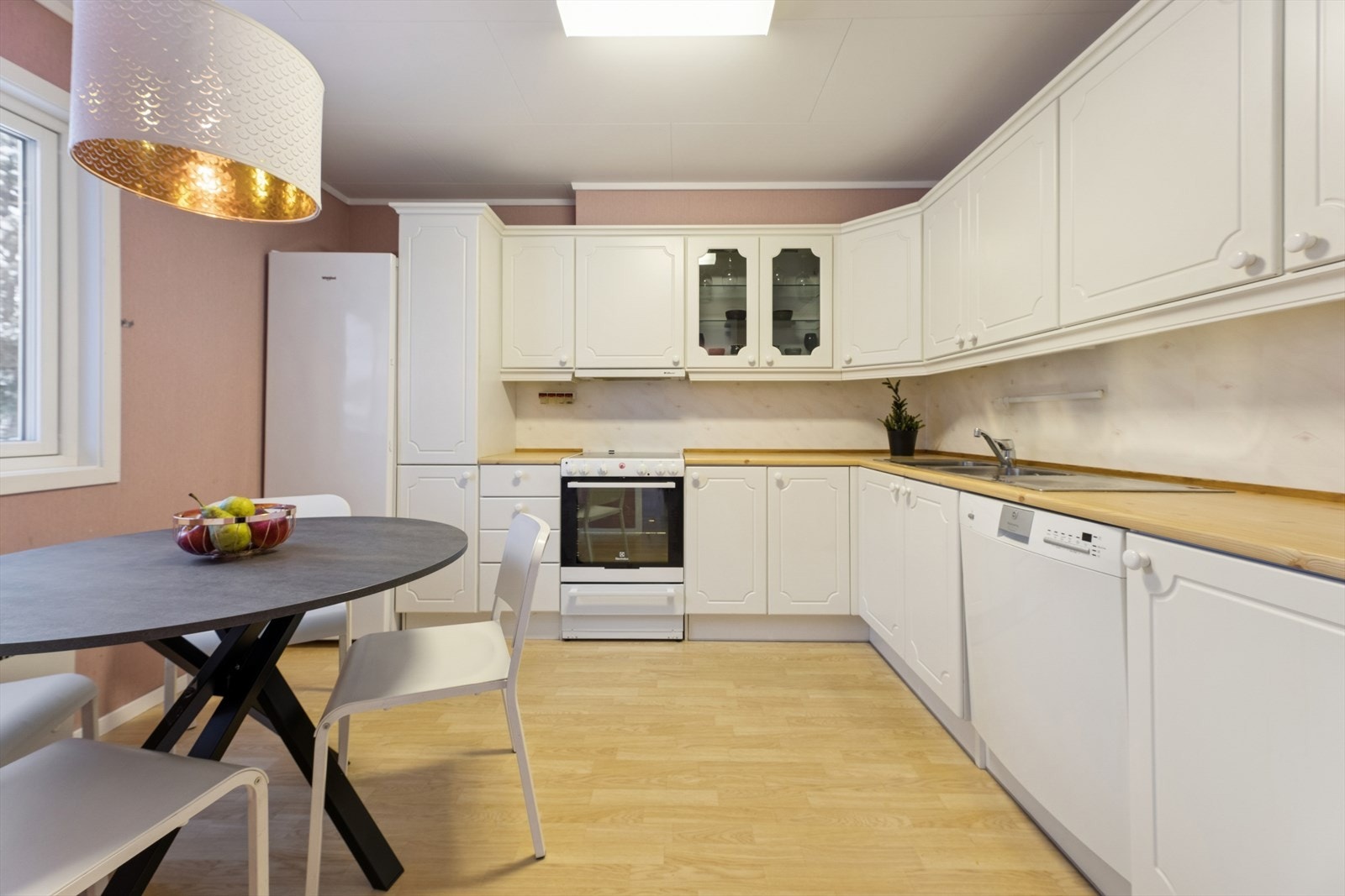 Kjøkkenet er praktisk utformet med god skapplass og rom for en hyggelig spiseplass. Galleribilde