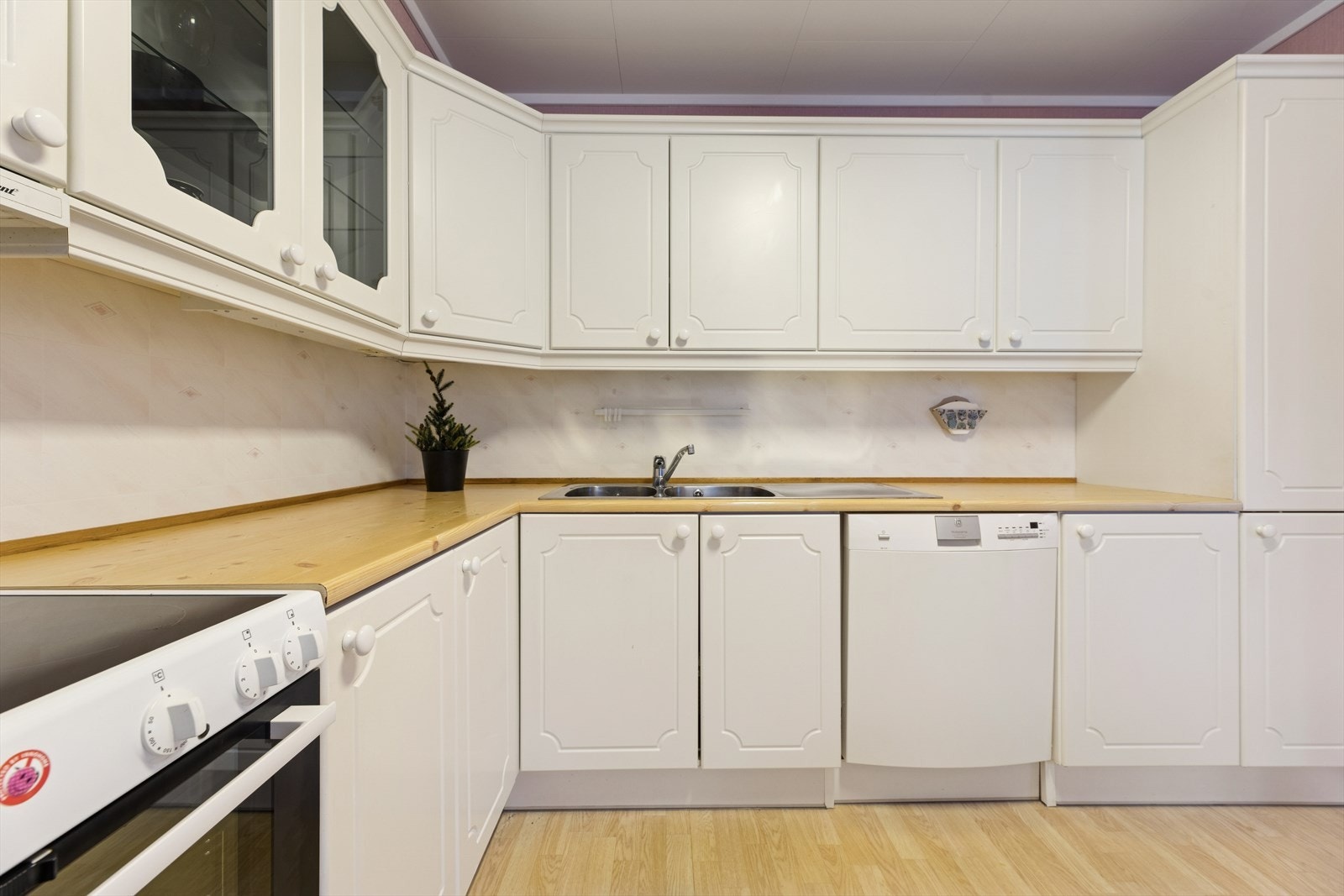 Kjøkkeninnredningen har profilerte fronter og en solid benkeplate i laminat. Galleribilde