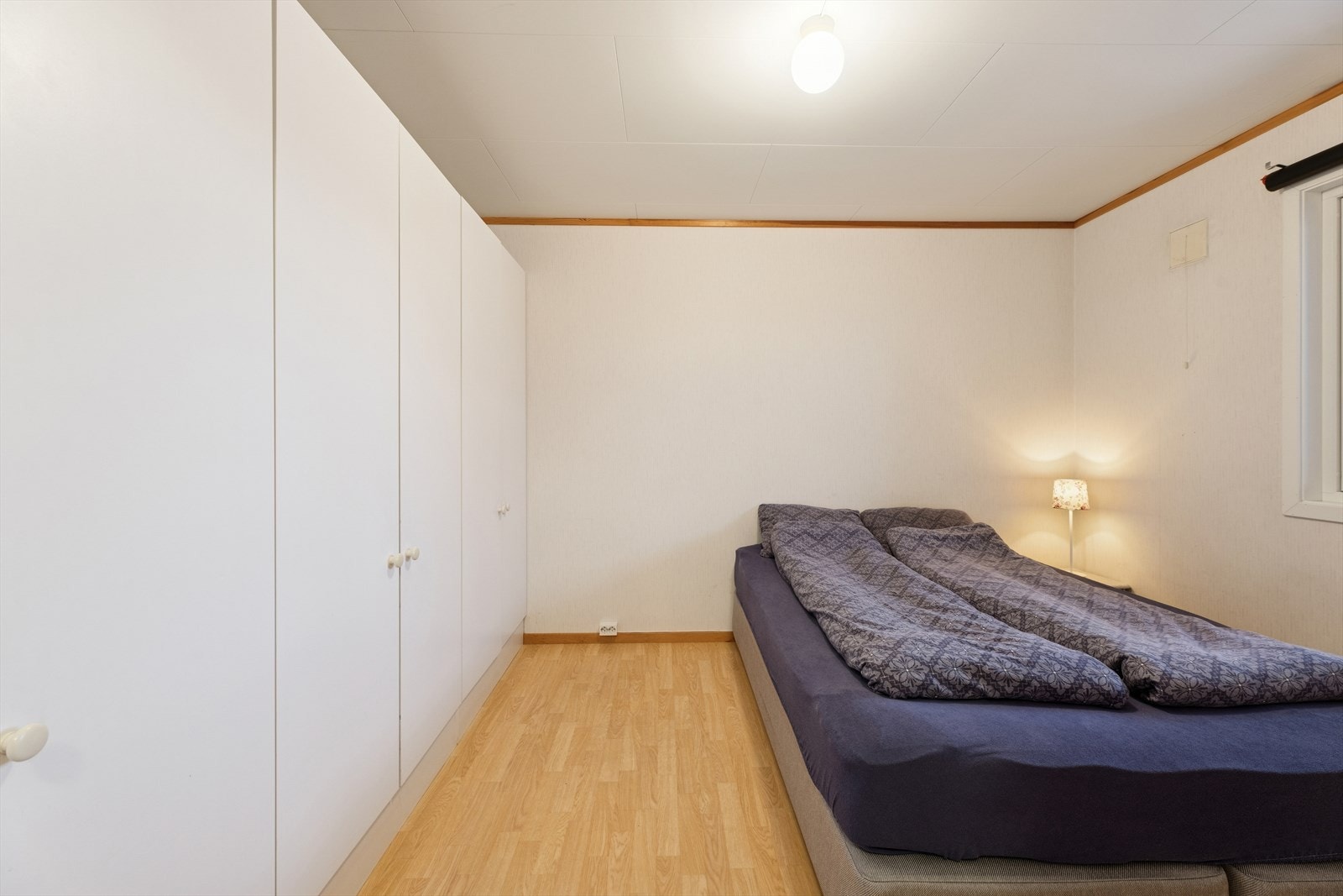 Rommet er utstyrt med en romslig garderobeløsning som gir rikelig med oppbevaringsplass. Galleribilde