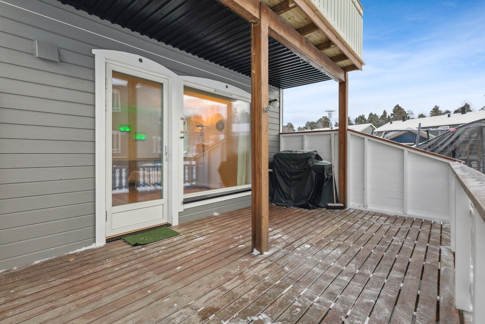 Fra stuen er det direkte utgang til en stor og delvis overbygget terrasse på 14 m². Galleribilde