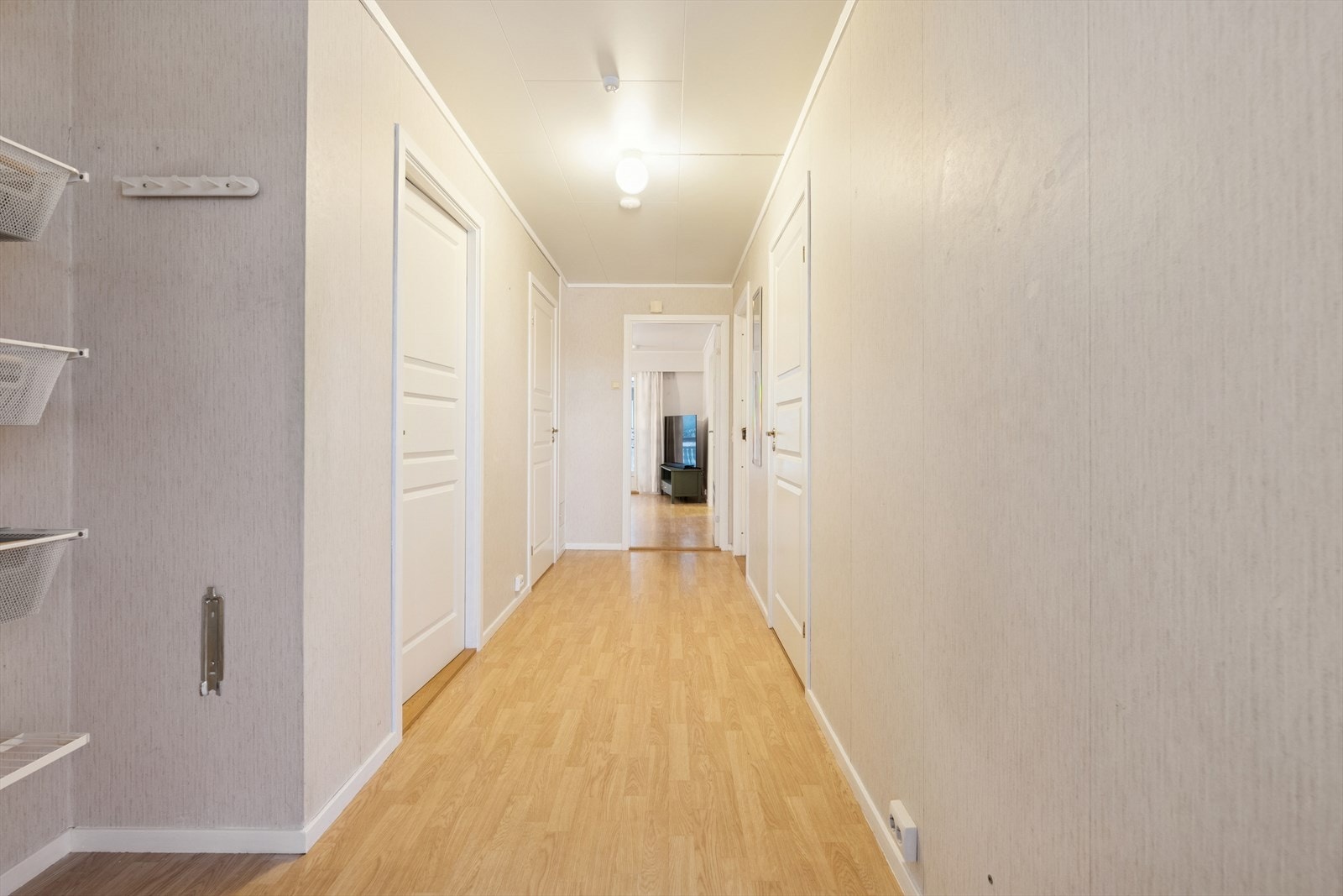 Gangen binder sammen rommene på en god måte og har slitesterkt belegg på gulvet. Galleribilde