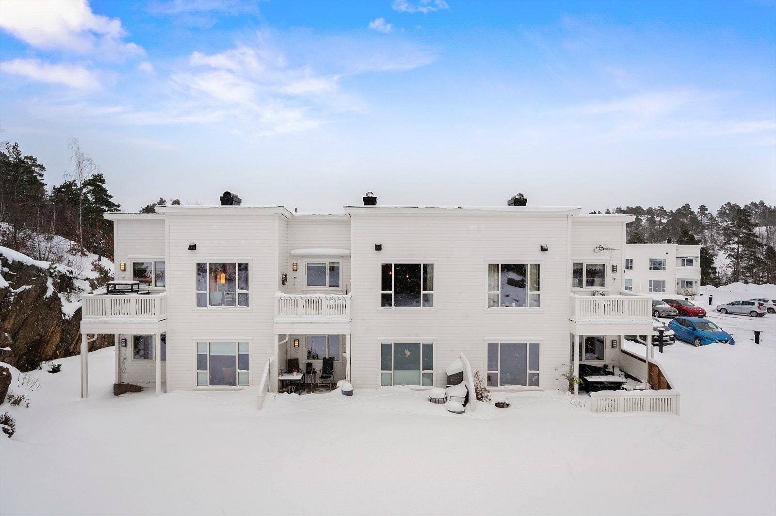 Fasade mot sørvest og godt med sol. Galleribilde