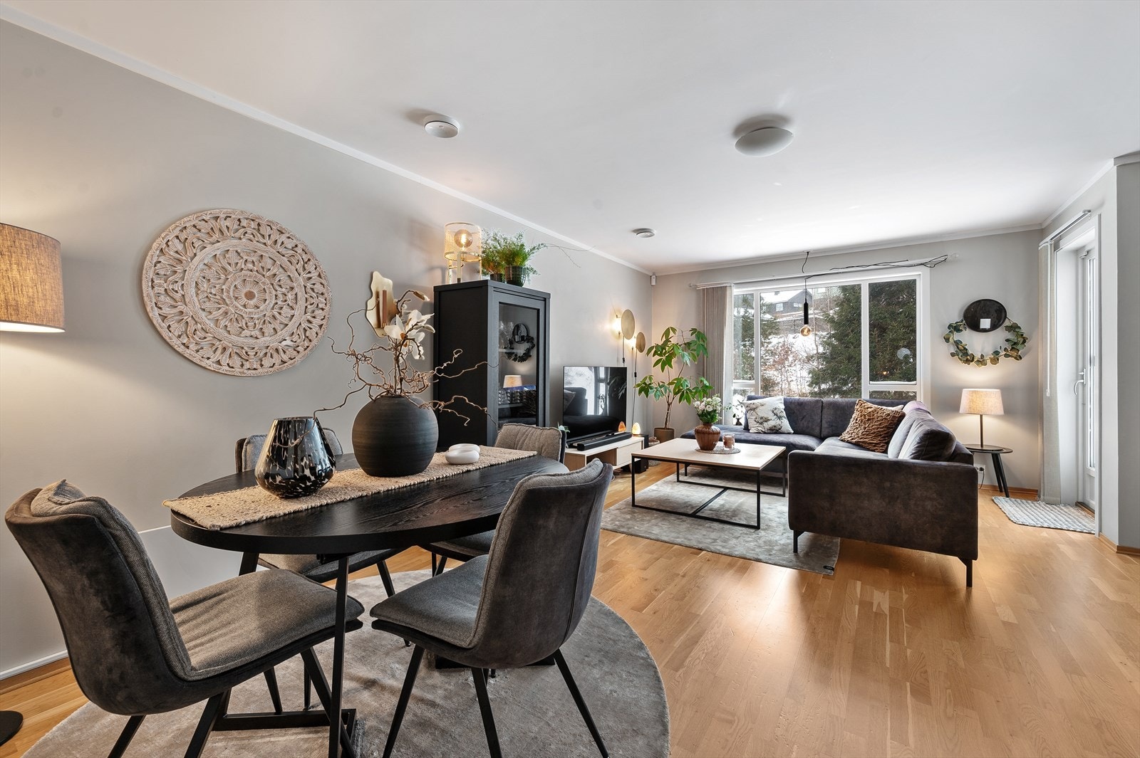 Stuen har fin plass til en god sofagruppen og en spisestue. Galleribilde