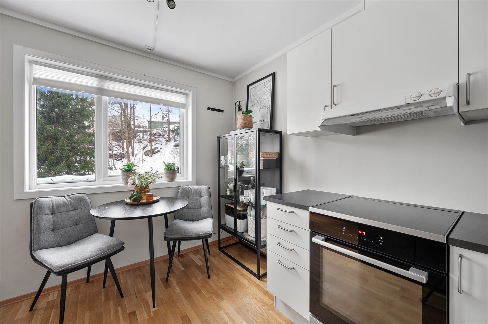 Kjøkken med hvite glatte fronter og integrerte hvitevarer. Galleribilde