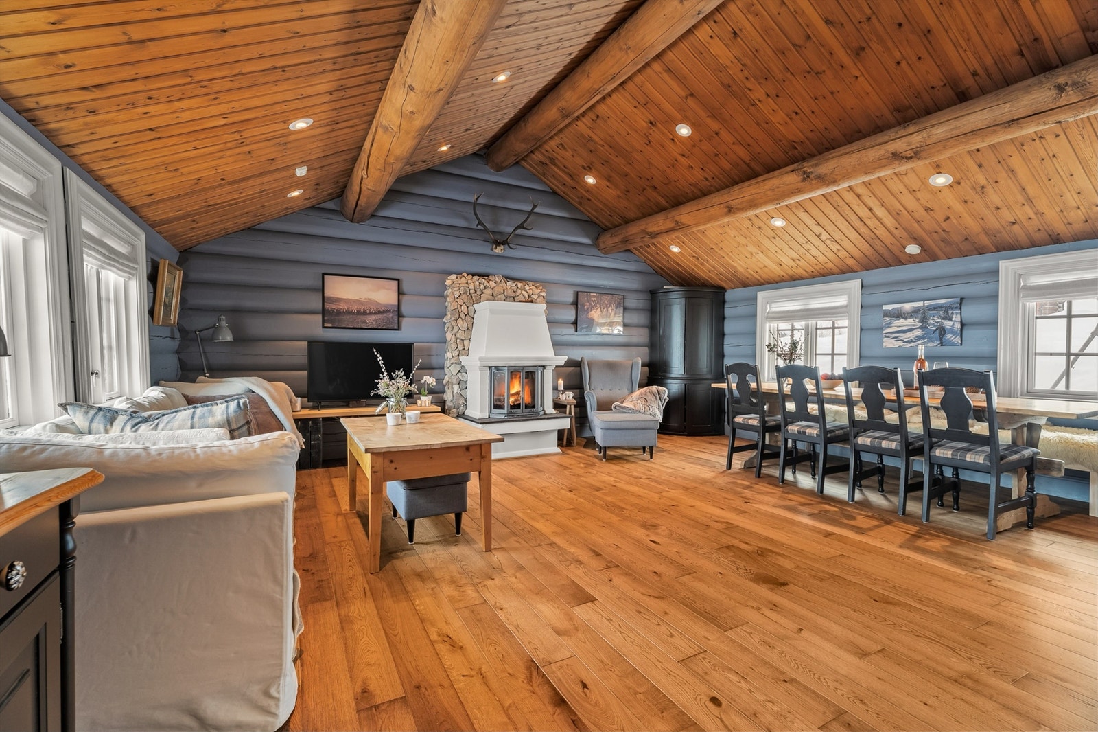 Meget hyggelig stue med åpen kjøkkenløsning Galleribilde