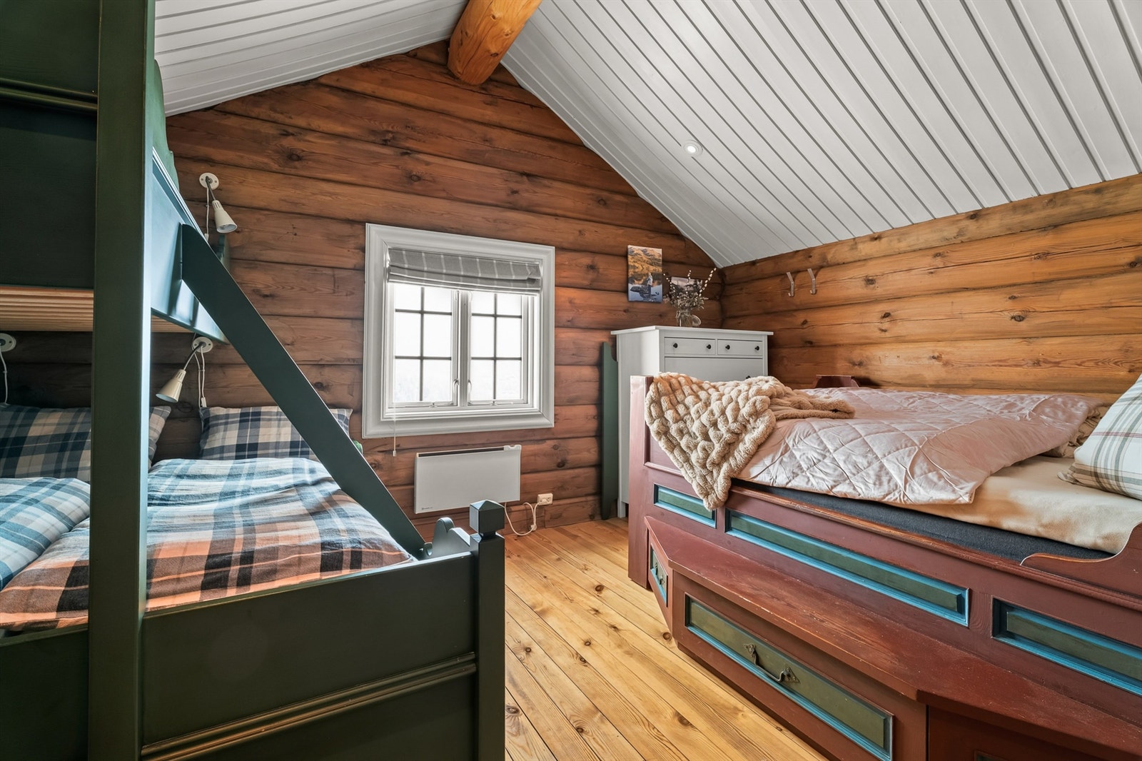 Pene plassbygde senger i hele hytta Galleribilde