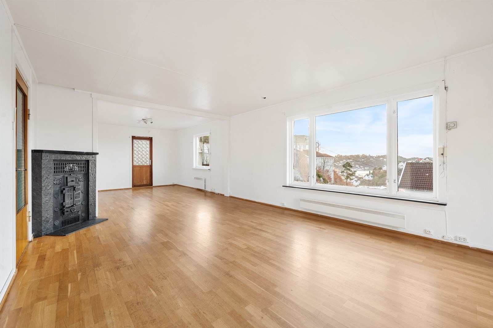 Romslig stue med fin utsikt gjennom store vindusflater. Galleribilde