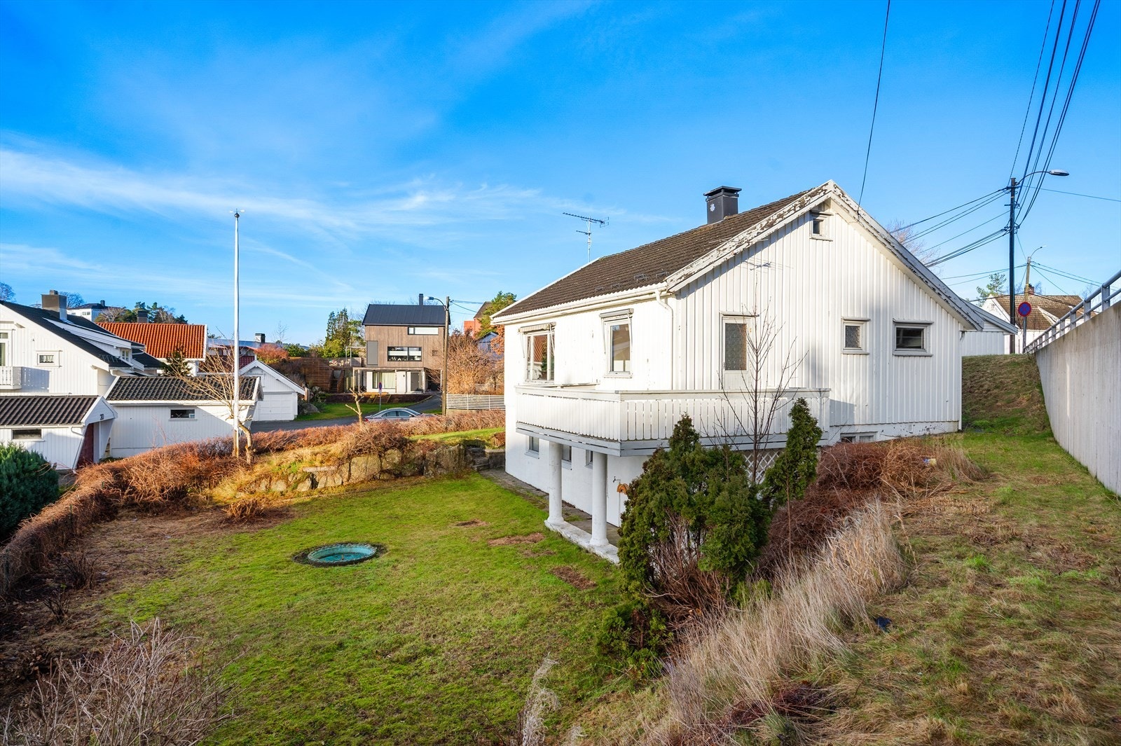 Boligens uteområde har stort potensial med hage og beplantning. Galleribilde