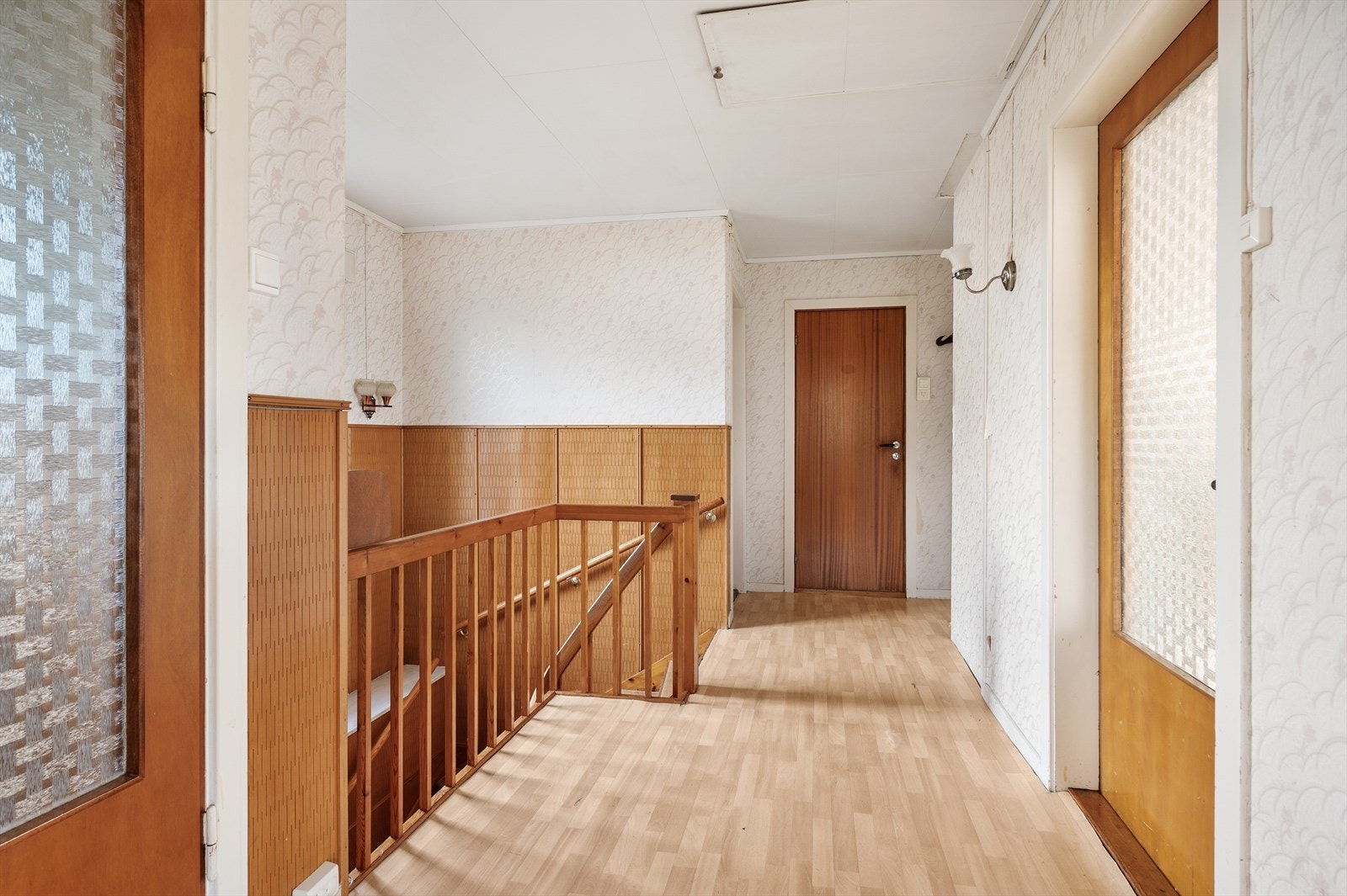 Trappegang med inngang til vindfang, bad, soverom kjøkken og stue. Galleribilde