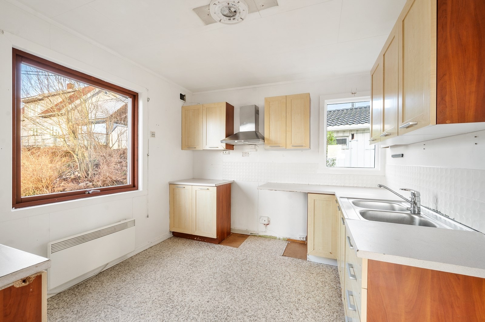 Kjøkkenet er lyst og romslig med oppgraderingsbehov. Galleribilde