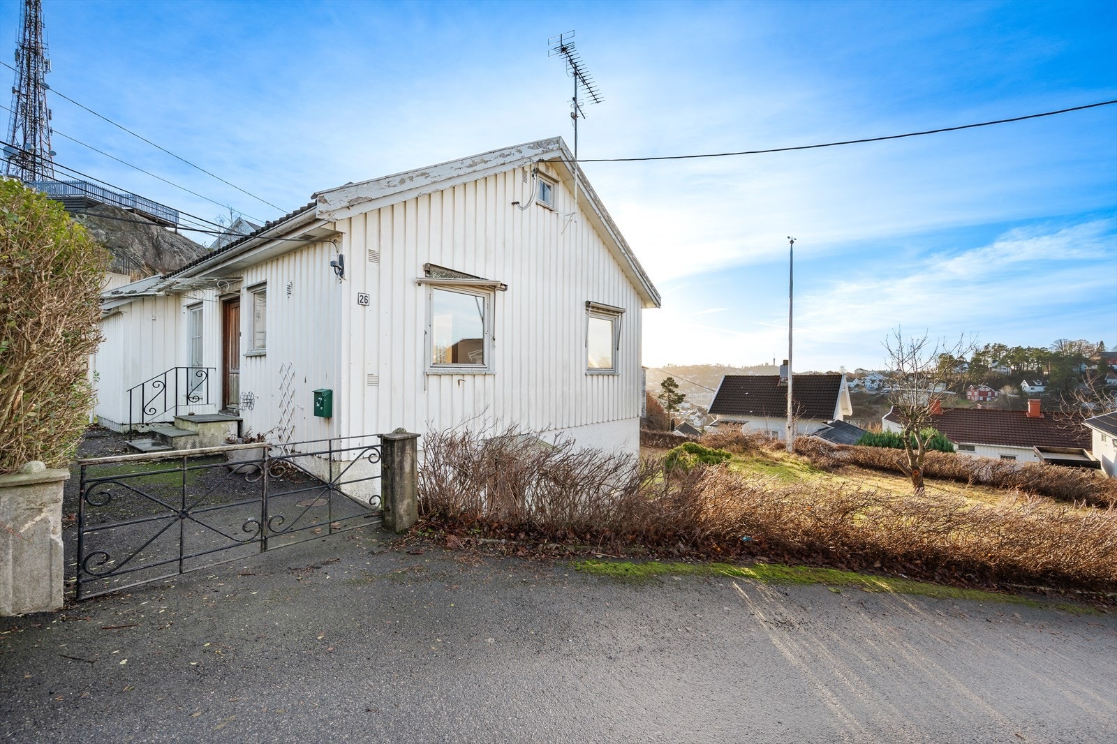 Boligen ligger på en høyde og har flott utsyn over området. Galleribilde