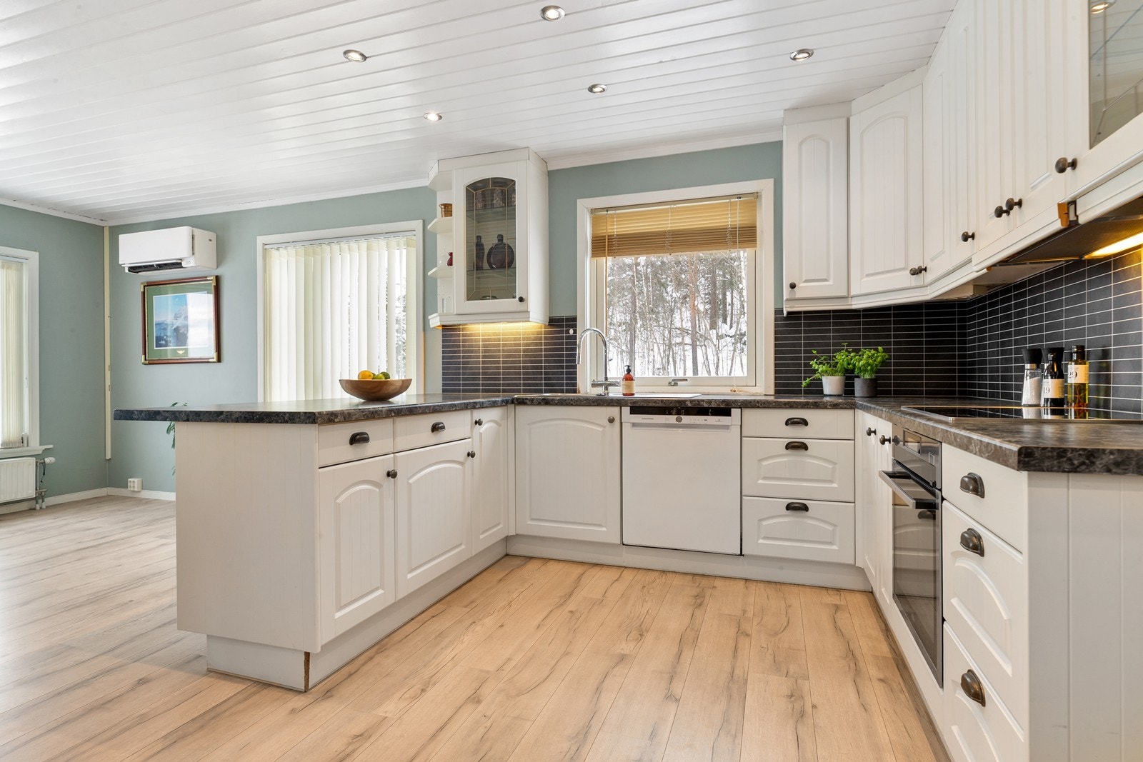 Kjøkkenet har innredning med profilerte fronter og benkeplate av laminat. Galleribilde