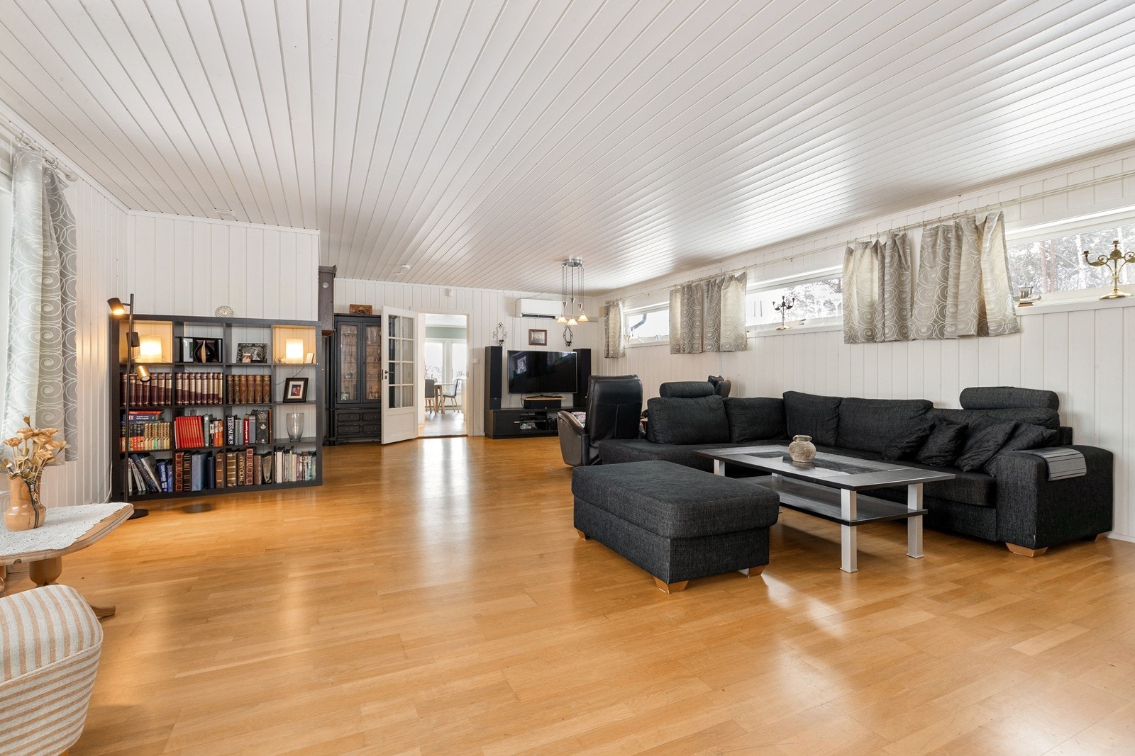 Boligen har luft-til-luft varmepumpe både i stuen og på kjøkkenet. Galleribilde