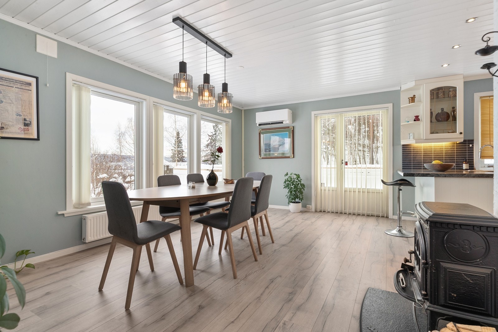 Spisestuen har åpen løsning mot kjøkkenet og byr på god plass til å samle familie og gjester rundt spisebordet. Galleribilde