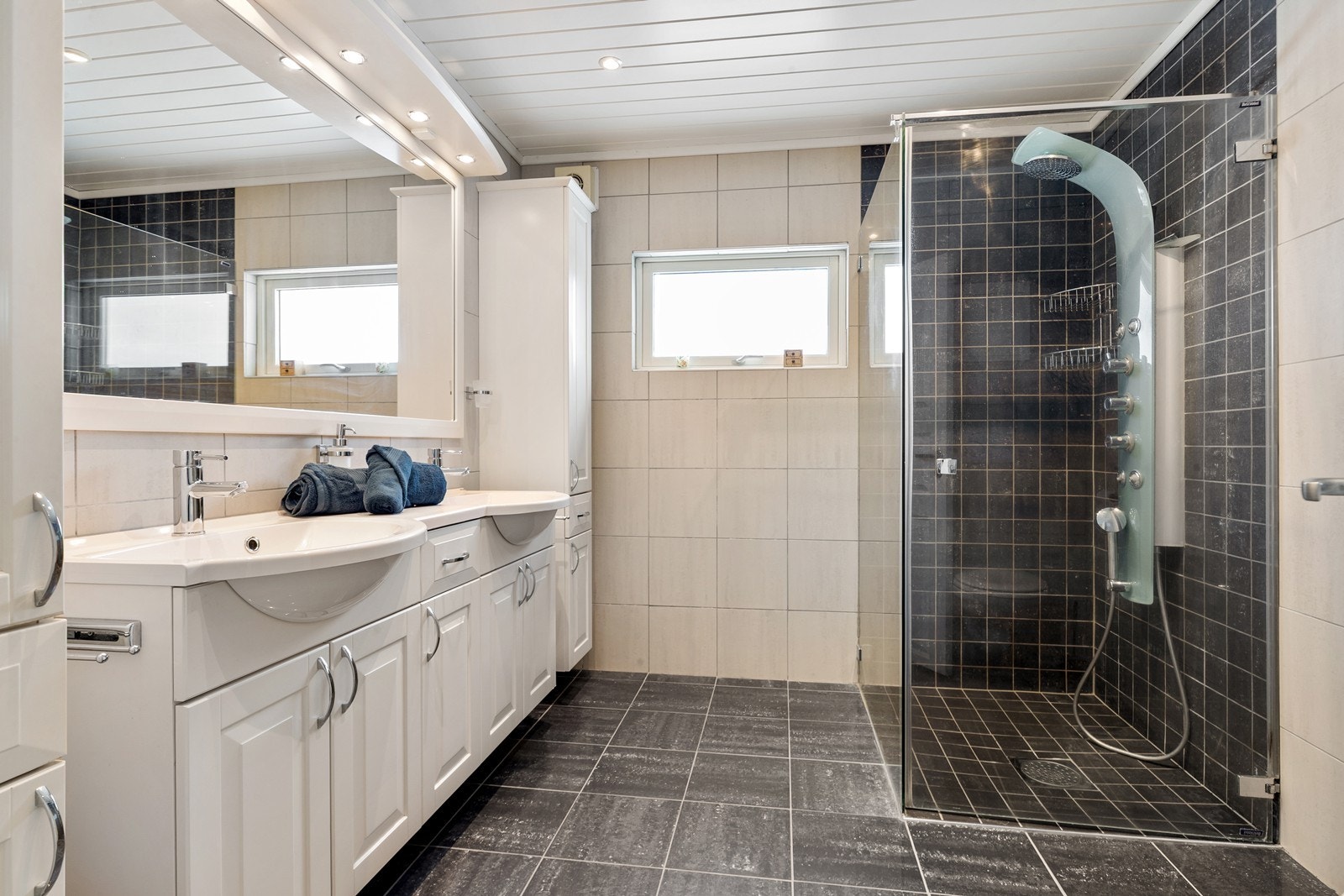 Baderommet har flislagte vegger og gulv, samt himling med MDF-panel. Gulvet er utstyrt med elektriske varmekabler. Galleribilde