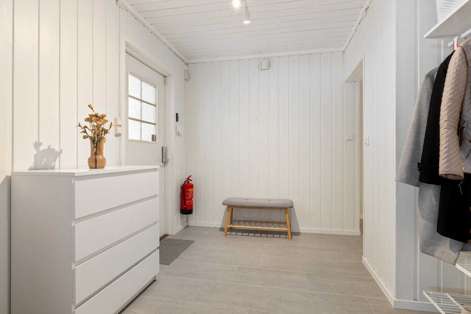 Velkommen inn! I entréen er det god plass til garderobeløsninger for yttertøy. Galleribilde