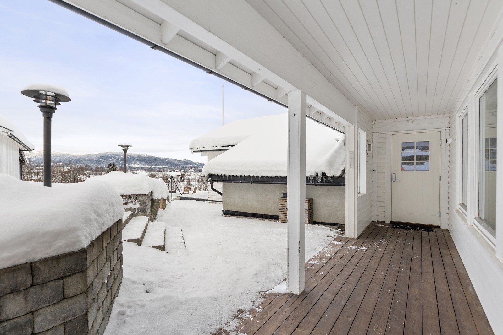 Boligen har et praktisk takoverbygget inngangsparti. Galleribilde