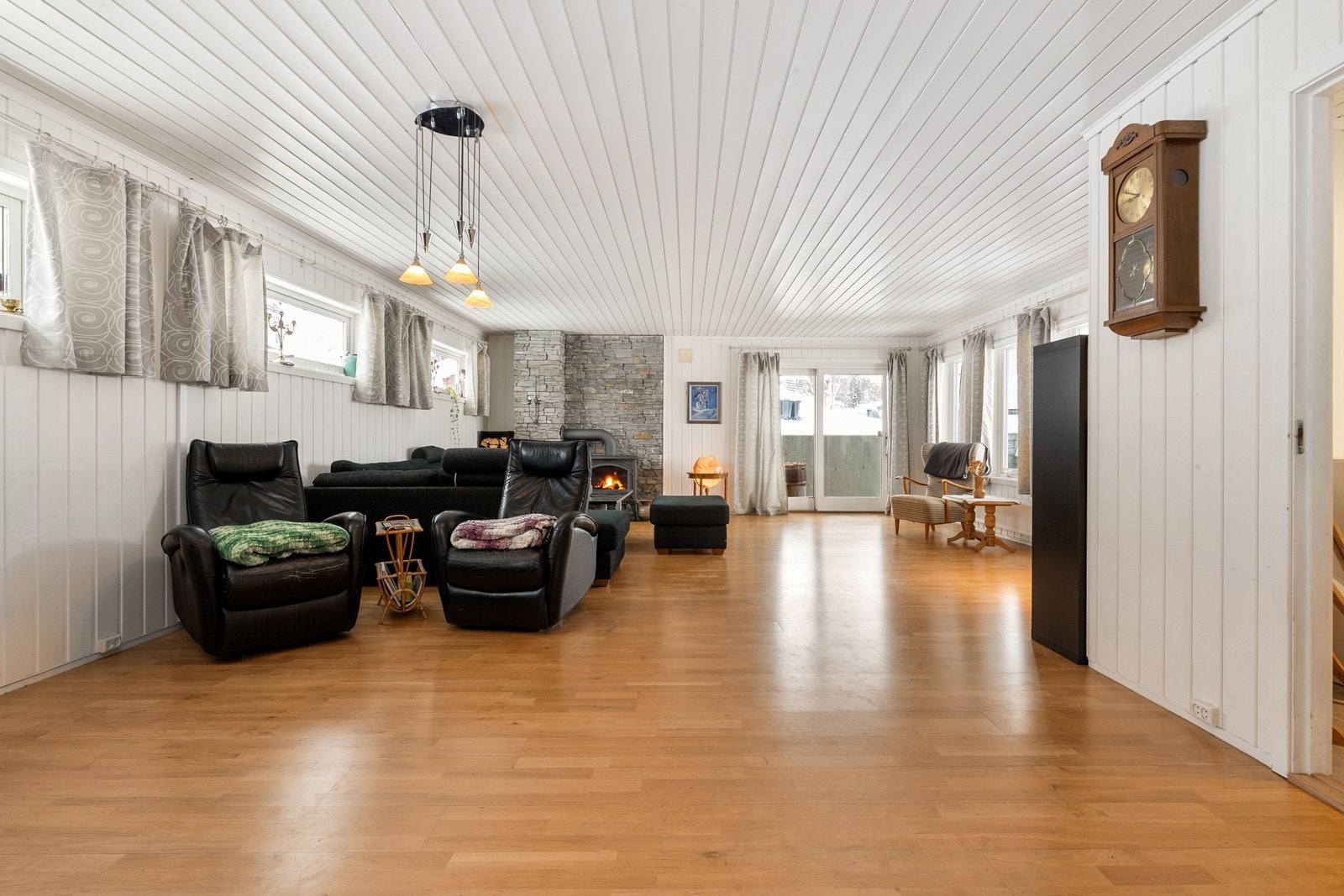 Den romslige stuen oppleves som åpen og innbydende, og gir gode muligheter for variert møblering. Galleribilde