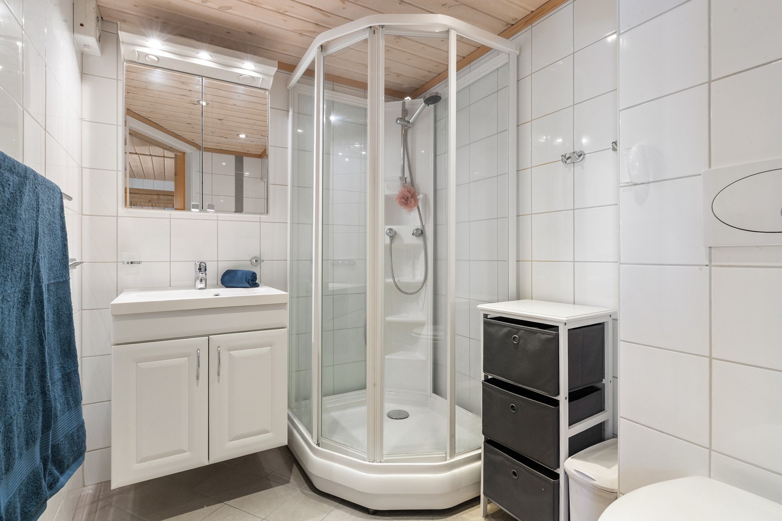 Badet i kjelleren har flislagte vegger og gulv samt elektrisk gulvvarme. Rommet er ikke søkt bruksendret, se tilstandsrapport for ytterligere informasjon. Galleribilde