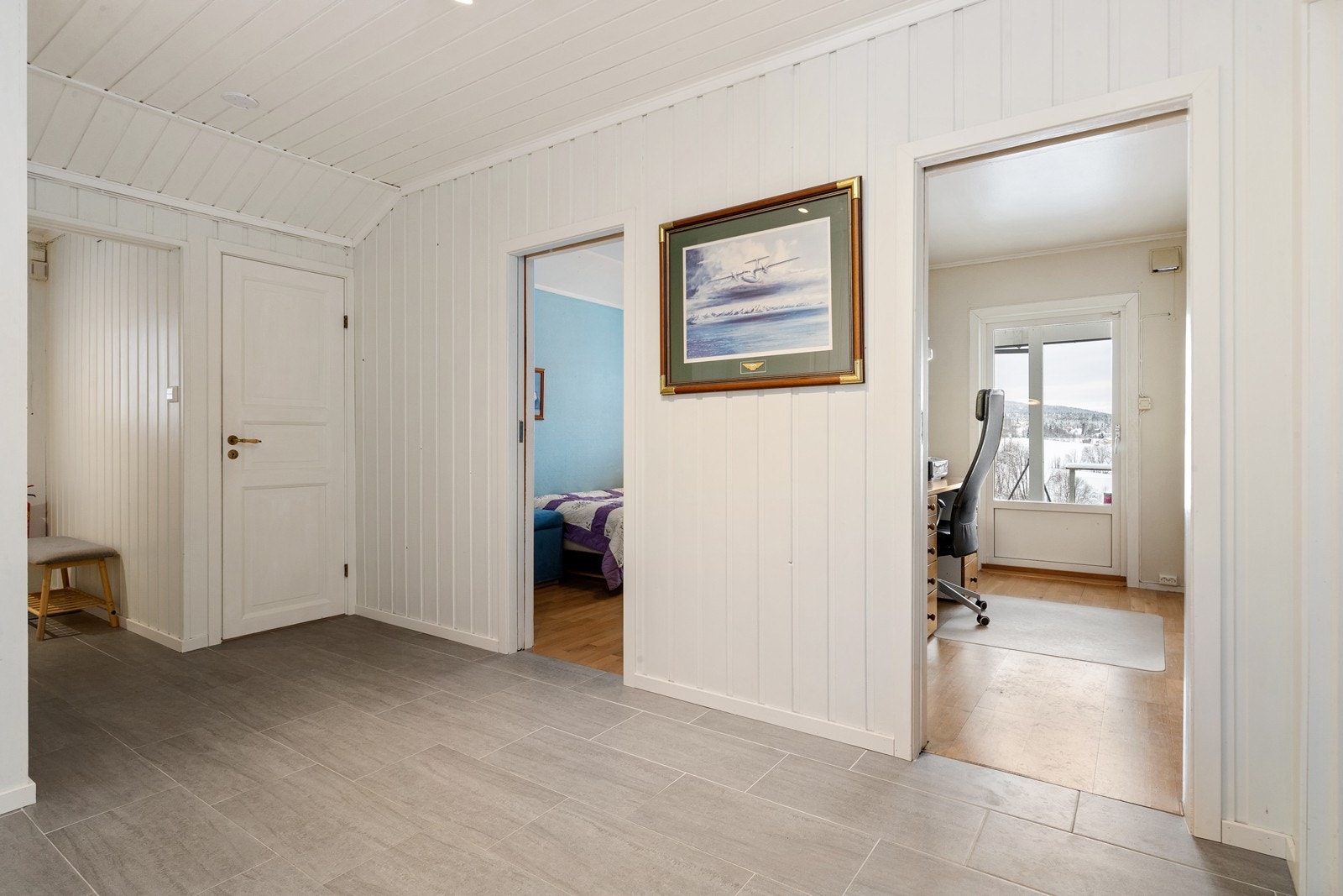 I 1. etasje finner du to soverom og et kontor med utgang til terrasse. Galleribilde