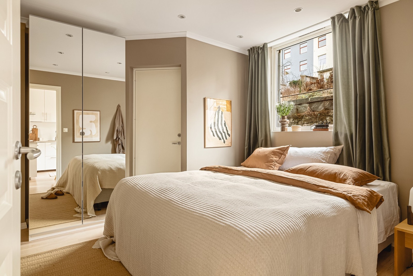 - Soverommet er romslig og har god plass til dobbeltseng samt garderobeløsning - Galleribilde