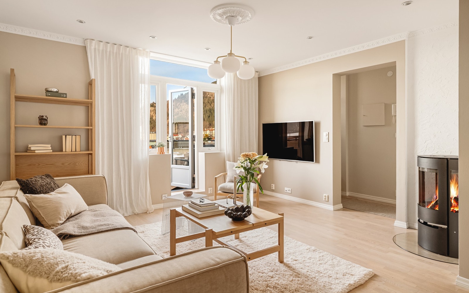 - Stue og kjøkken er samlet i et åpent allrom på ca. 30 m², med god plass til møblering - Galleribilde