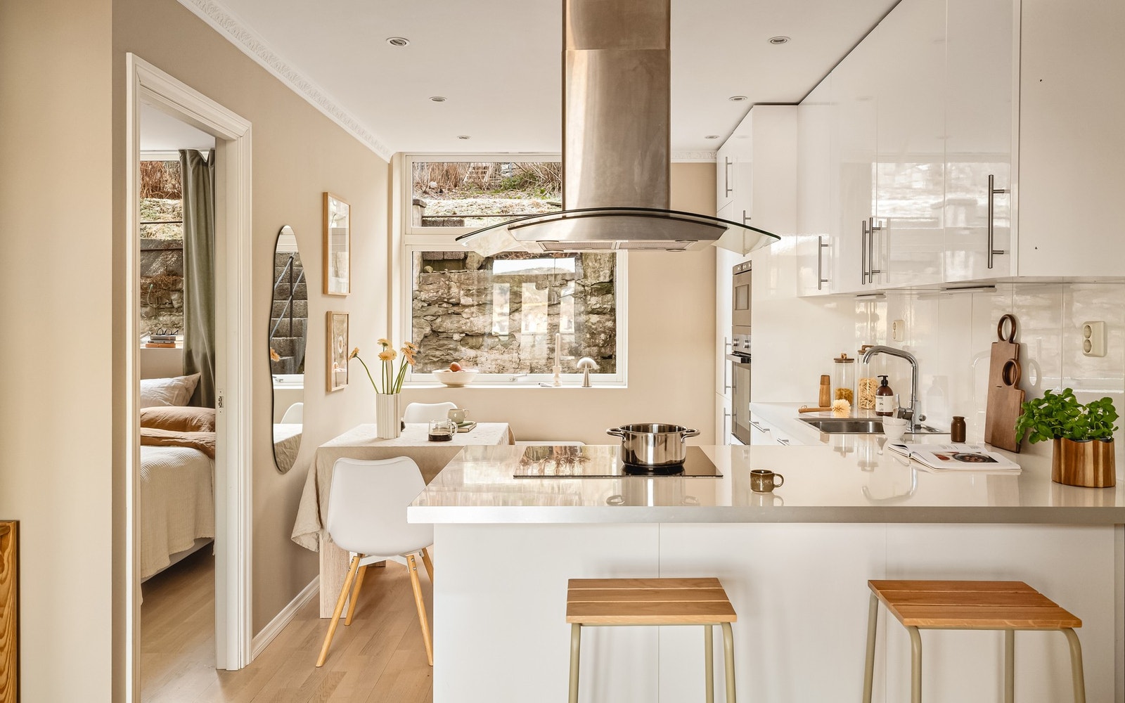 - Det har glatte fronter, laminat benkeplate og integrerte hvitevarer - Galleribilde