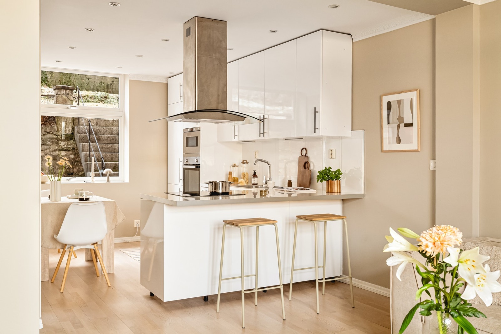 - Kjøkkenet fremstår lyst og pent, og ble oppgradert i 2016 med innredning fra IKEA - Galleribilde