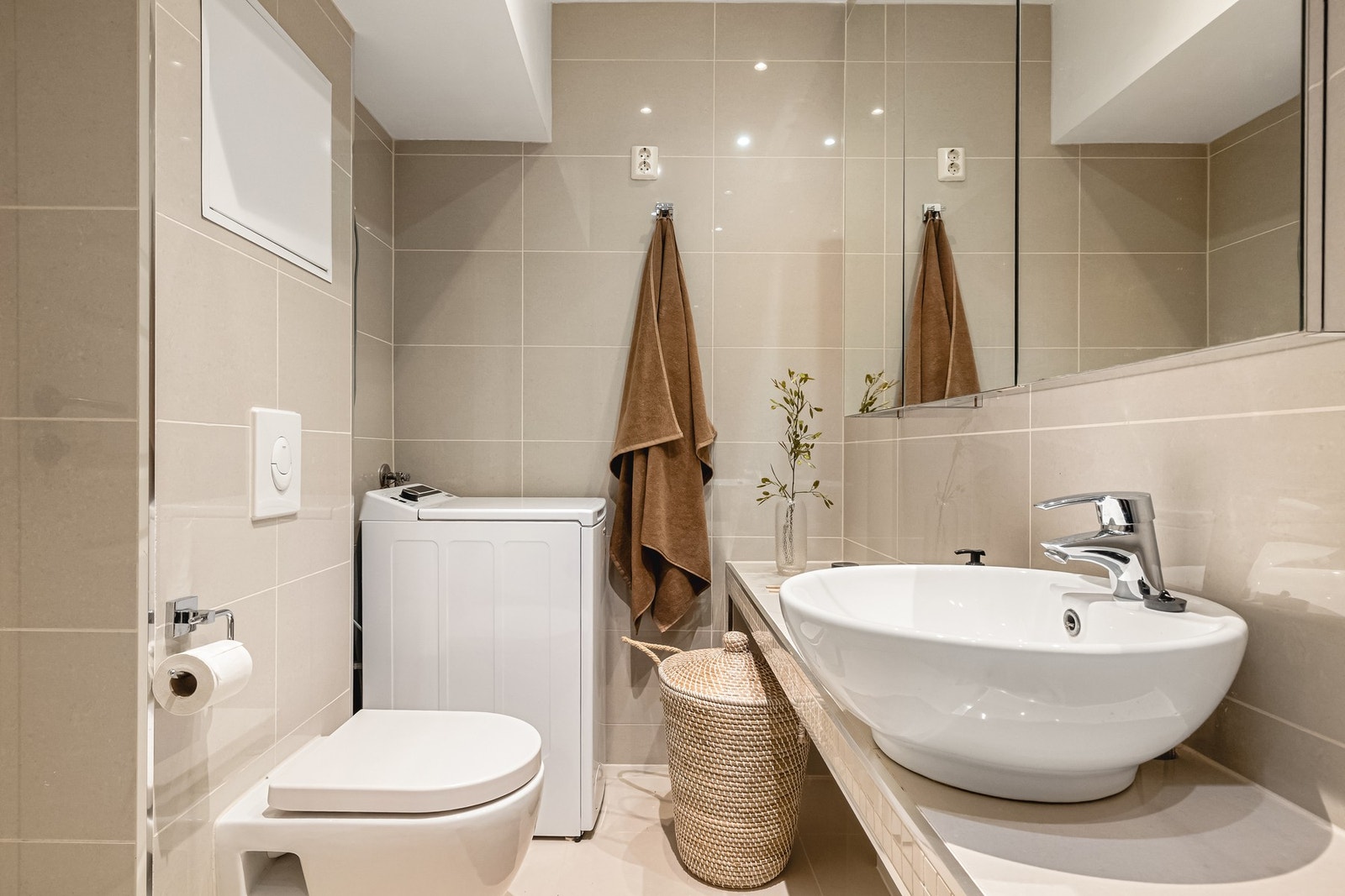 - Badet ble pusset opp i 2016 og fremstår delikat med flislagte overflater, varmekabler i gulv, vegghengt toalett, dusj og opplegg for vaskemaskin - Galleribilde