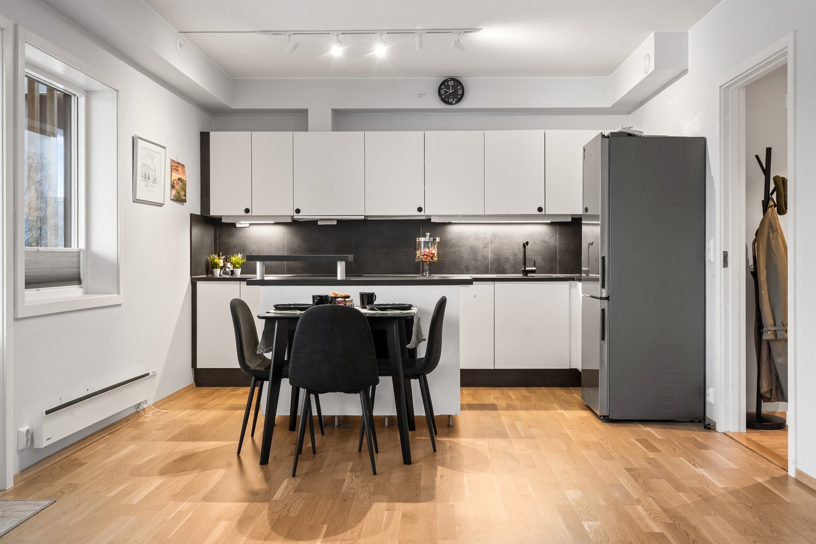 Kjøkkenet ligger i åpen løsning mot stuen, adskilt av en praktisk kjøkkenøy. Galleribilde