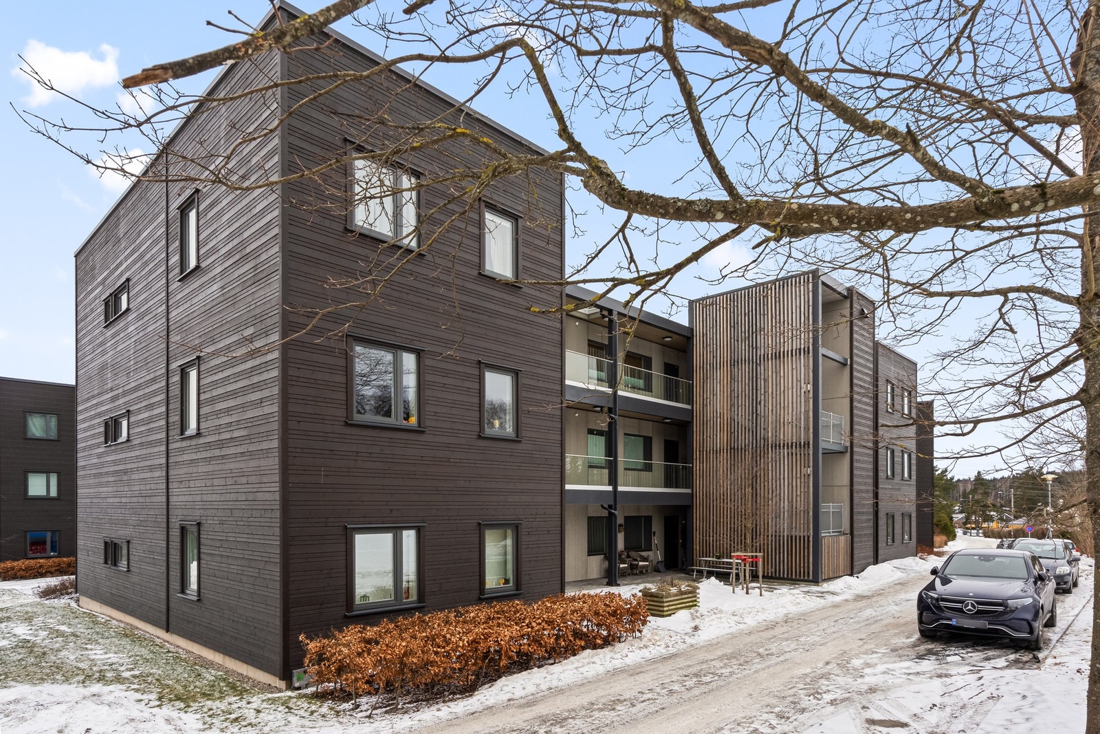 Bygget består av tre etasjer, og leiligheten ligger i toppetasjen. Galleribilde