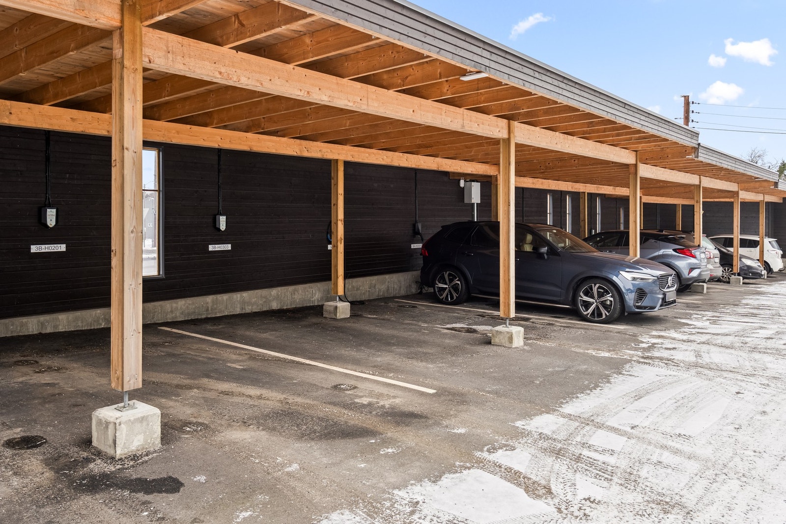 Andelen disponerer egen oppmerket parkeringsplass. Galleribilde