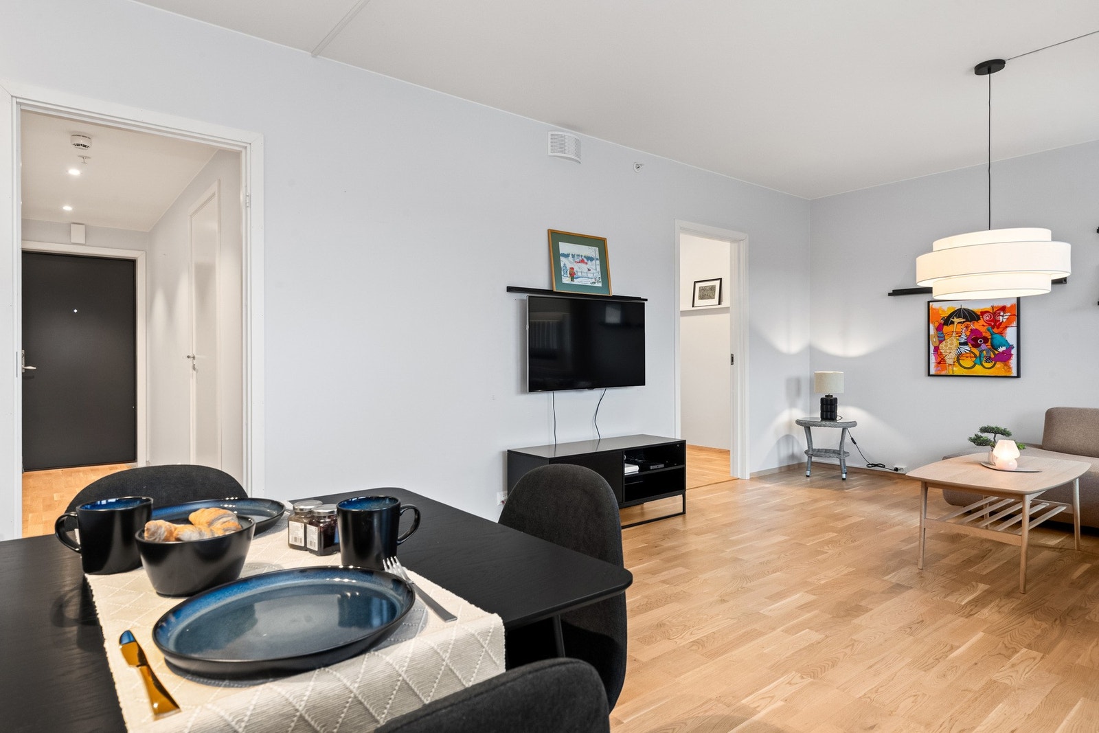 Rommet egner seg godt for sosiale sammenkomster, både til hverdag og fest. Galleribilde