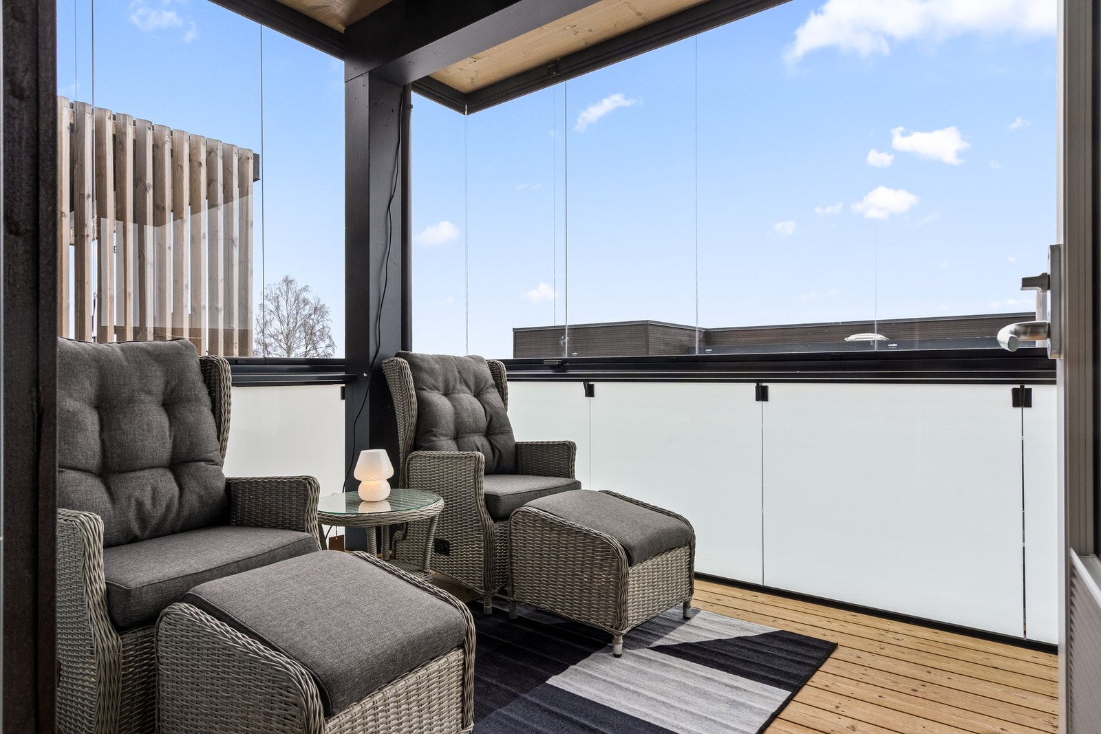 Det er innglasset balkong på 12 m² med utsyn over fellesområdet og nærliggende bebyggelse. Galleribilde