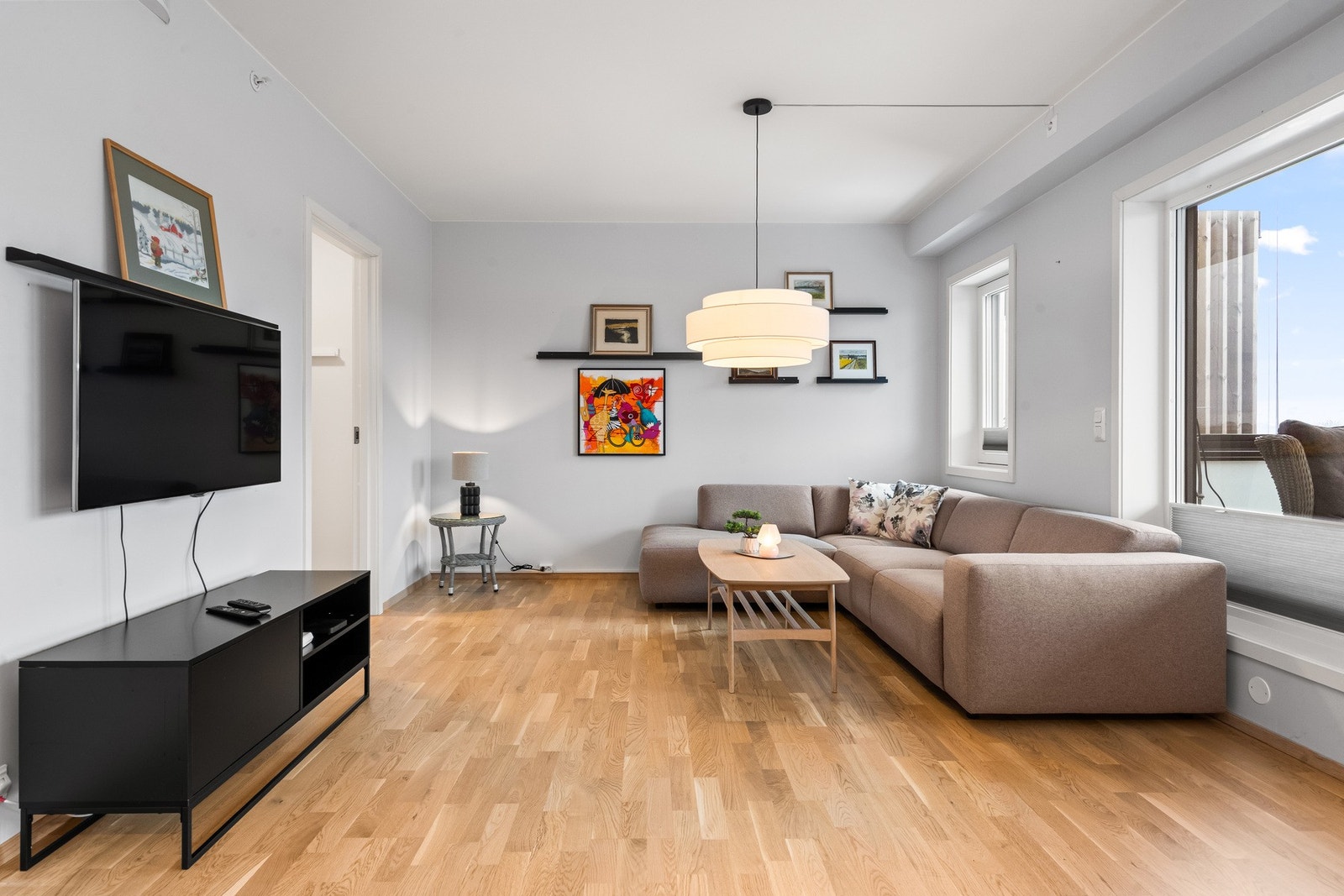 Stuen har store vindusflater og utgang til balkongen. Galleribilde